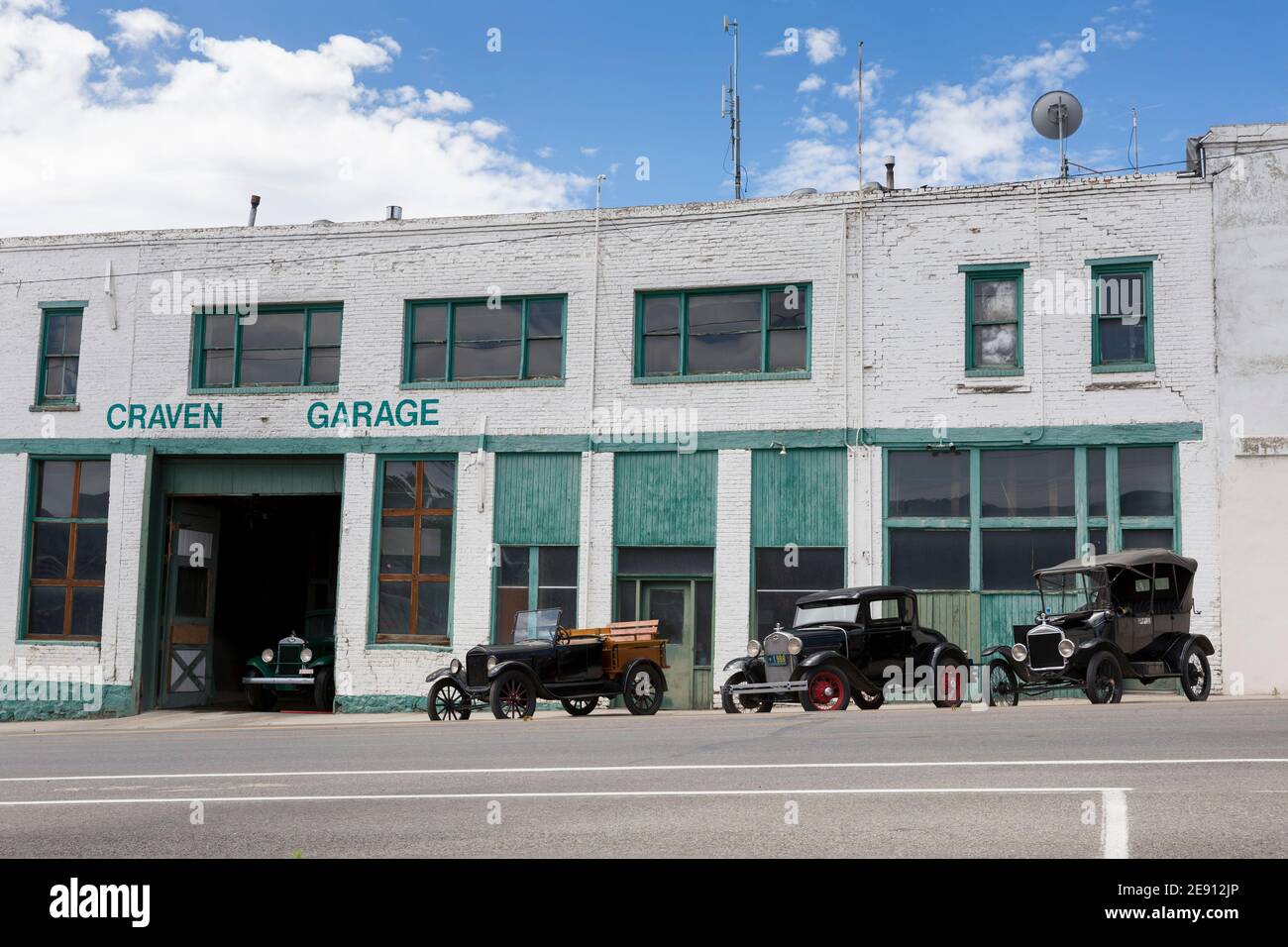 Voitures classiques garées le long de S main Street à Butte, Montana. Banque D'Images