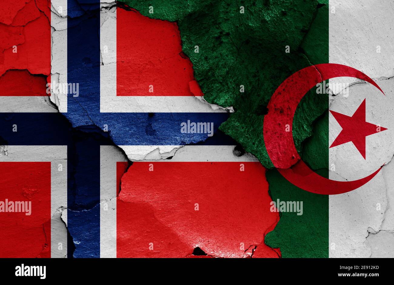 Drapeaux de Norvège et d'Algérie peints sur un mur fissuré Banque D'Images