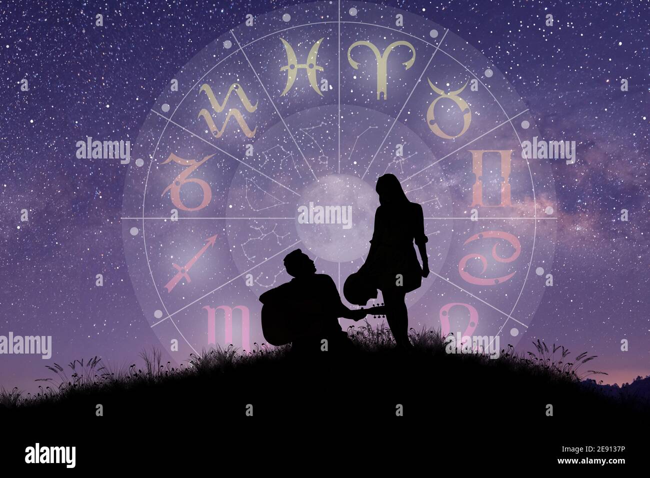 Signes astrologiques du zodiaque à l'intérieur du cercle de l'horoscope. Couple chantant et dansant au-dessus de la roue du zodiaque et de façon laiteuse arrière-plan. Banque D'Images