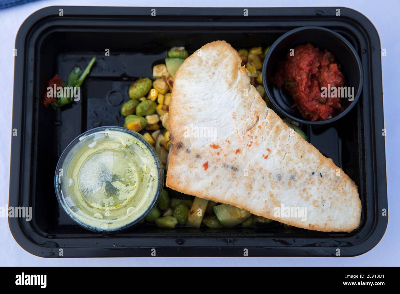 Un récipient ouvert à emporter avec de l'espadon Banque D'Images Un récipient ouvert à emporter avec de l'espadon Banque D'Images