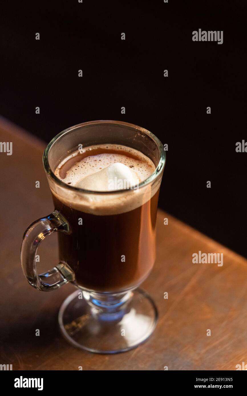 Une boisson chaude au chocolat avec Mezcal, servie avec des guimauves dans une tasse en verre Banque D'Images