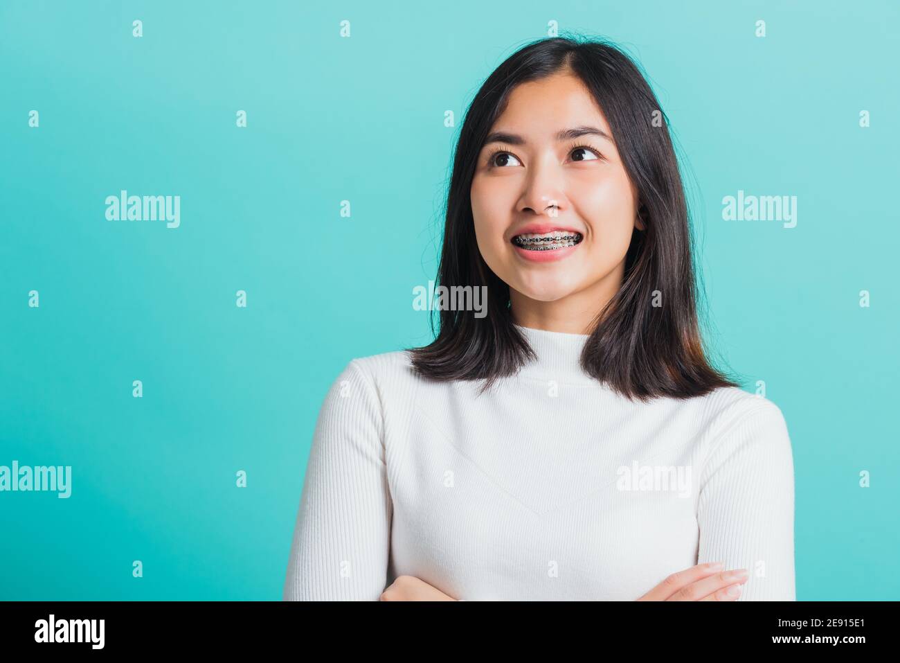 Jeune belle femme asiatique souriant avec des bras croisés, Portrait de la  femme confiante positive croise un bras, studio tourné isolé sur un bac  bleu Photo Stock - Alamy