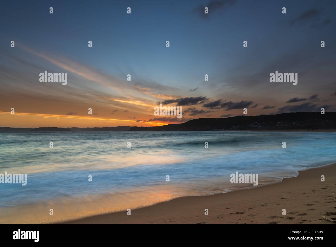 Coucher de soleil au bord de la mer à Putty Beach dans le parc national de Bouddi sur la côte centrale, Nouvelle-Galles du Sud, Australie. Banque D'Images
