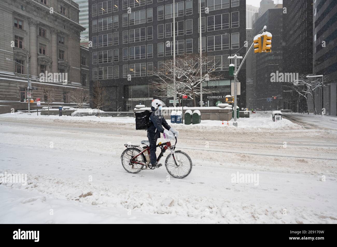 New York, États-Unis. 1 février 2021 un employé de livraison de vélos traverse la neige dans les rues vides de Lower Manhattan pendant la tempête hivernale majeure sur la côte est des États-Unis crédit: Joseph Reid/Alay Live News Banque D'Images