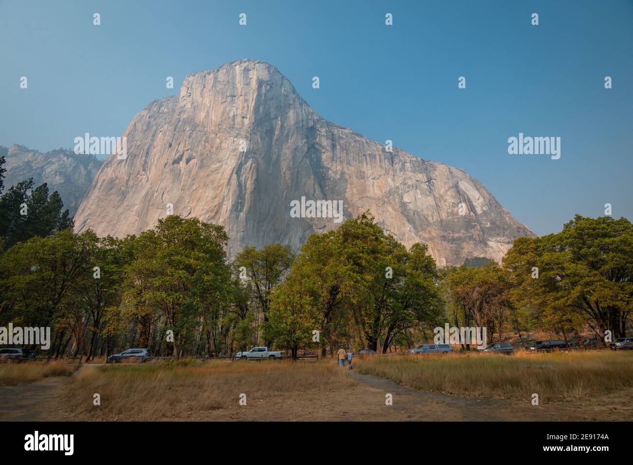 El Capitan vu depuis le fond de la vallée de Yosemite. Voitures et touristes sur le côté de la route. Banque D'Images