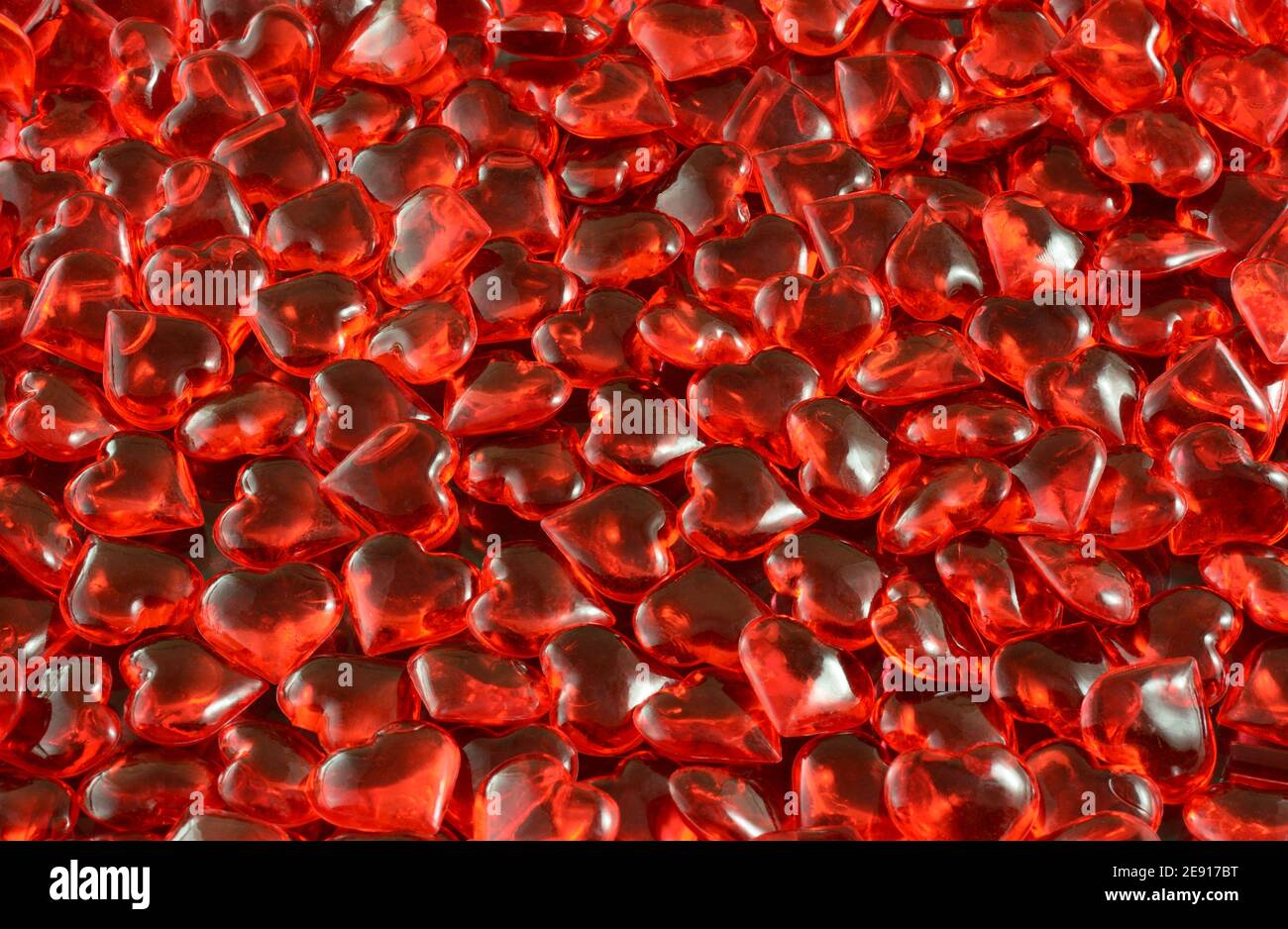 Gros plan de coeurs en acrylique rouge pour la Saint-Valentin ou l'amour romantique arrière-plan Banque D'Images