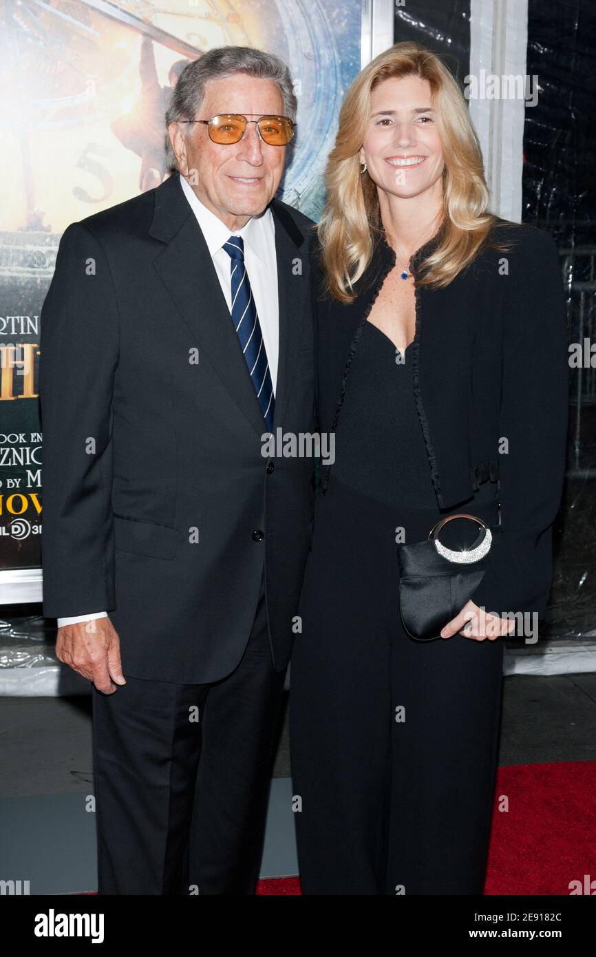 Tony Bennett et Susan Bennett assistent à la première « Hugo » au Ziegfeld Theatre le 21 novembre 2011 à New York. Banque D'Images