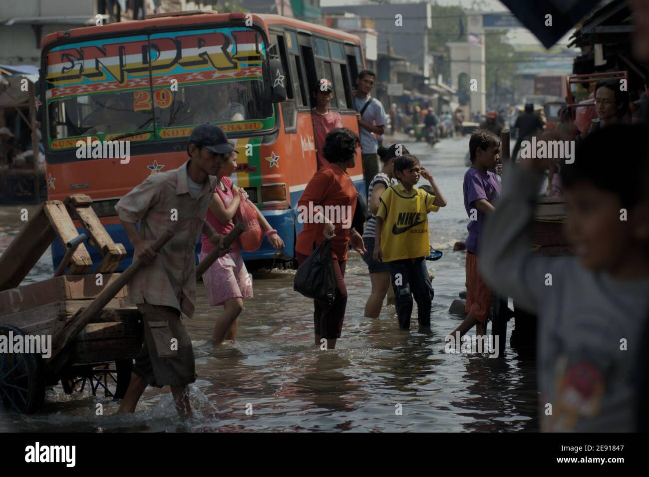Inondation des eaux de mer dans la région de Muara Baru à Penjaringan, dans le nord de Jakarta, Jakarta, Indonésie. Banque D'Images