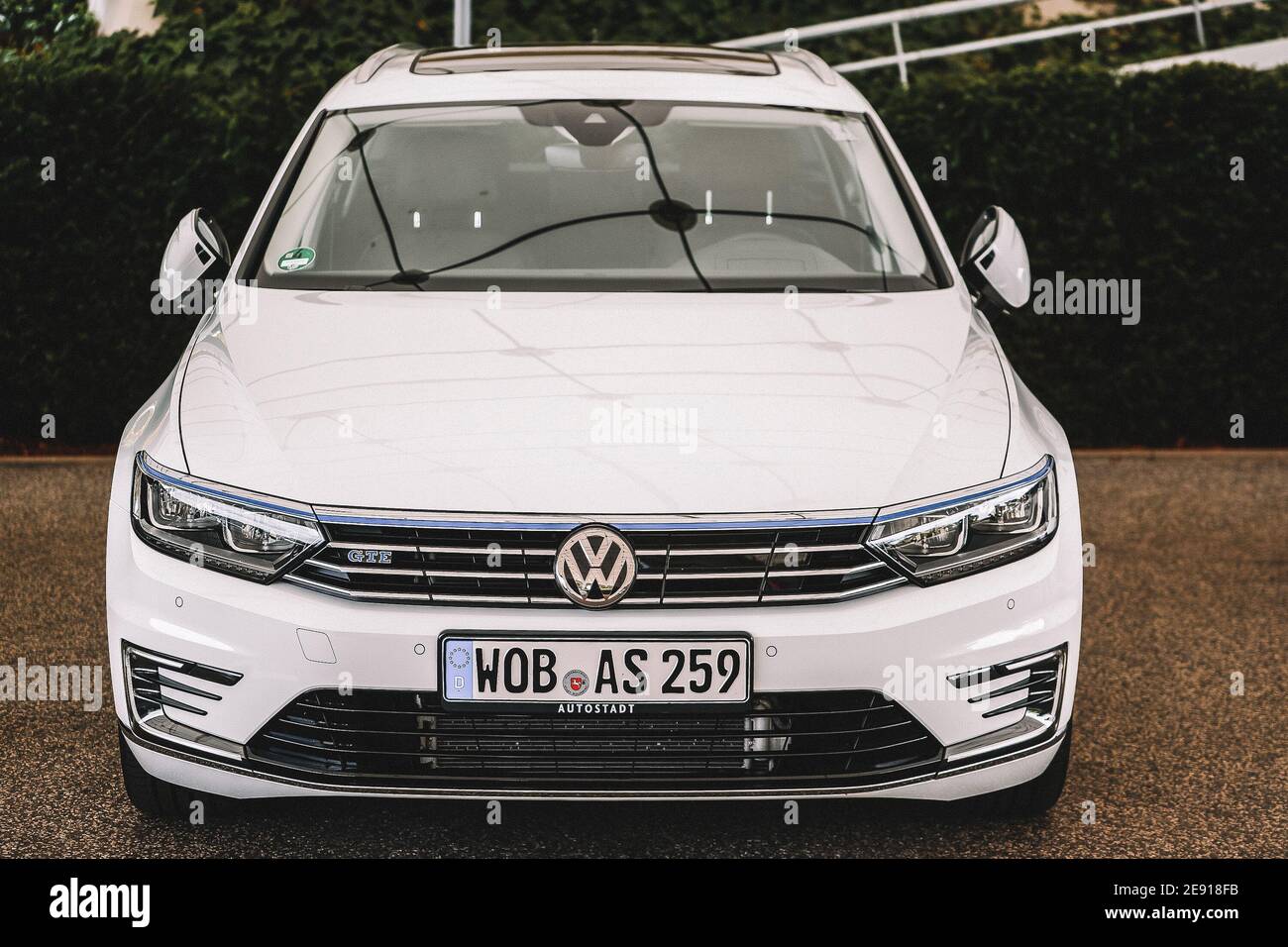 Wolfsburg, Allemagne - 19 juin 2016 : voiture électrique Volkswagen VW e-Golf dans les rues de la ville. Volkswagen est un constructeur automobile allemand dont le siège est situé à Wolfsburg, en Allemagne. Banque D'Images