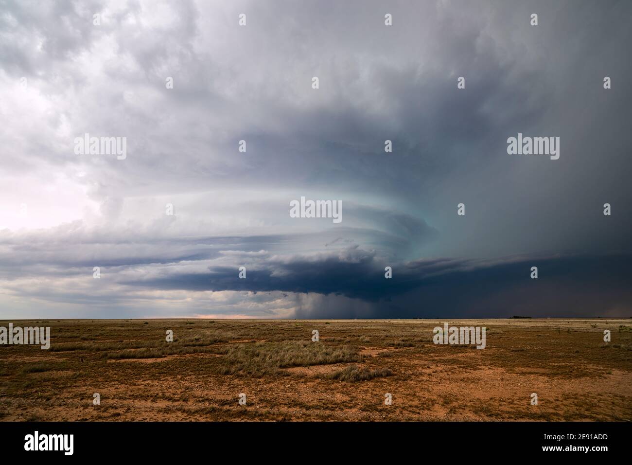 Ciel spectaculaire avec un orage supercellulaire nuage sur un champ dans les plaines près de Roswell, Nouveau-Mexique Banque D'Images