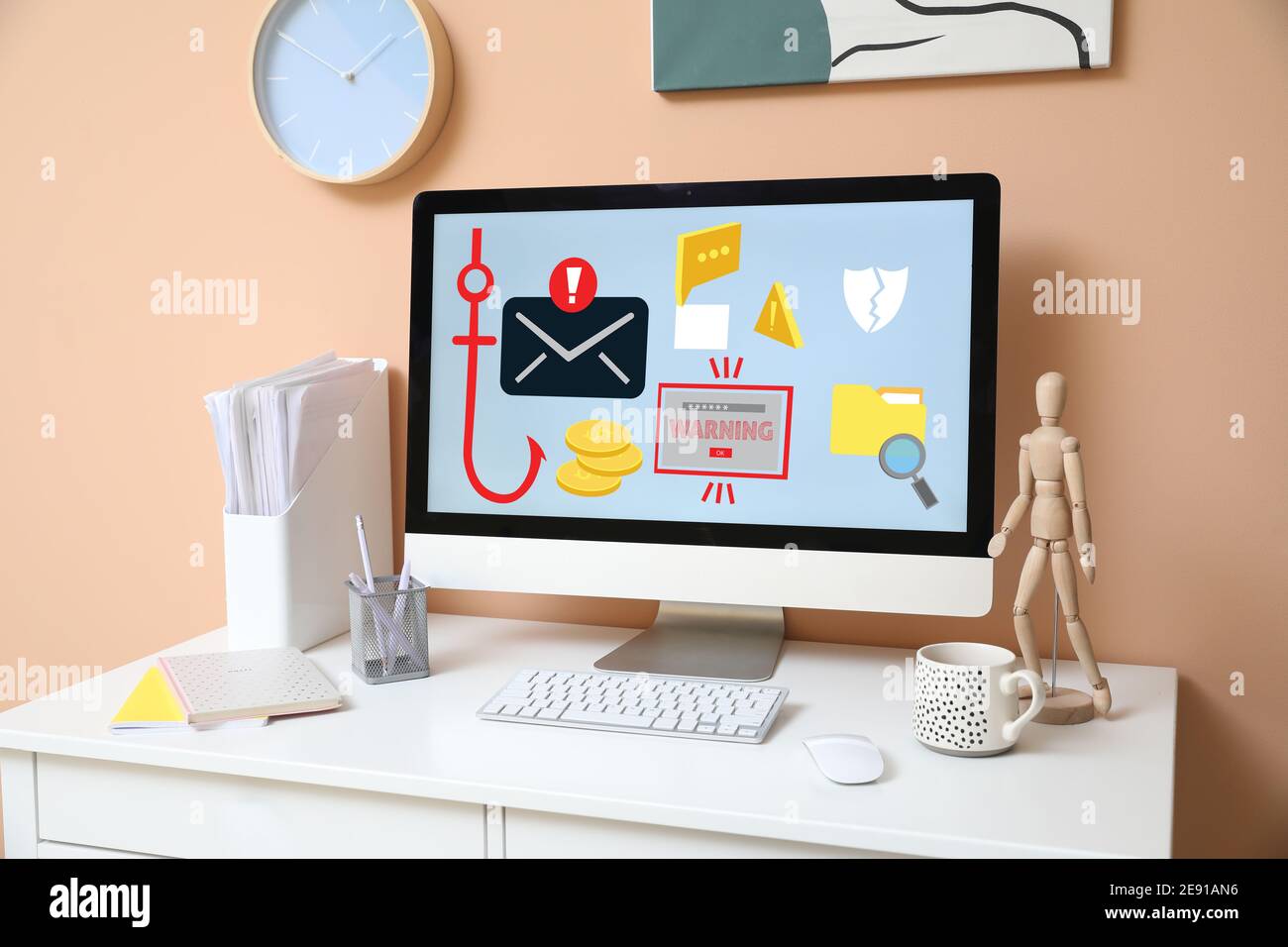 Ordinateur avec moniteur moderne sur table dans la chambre. Concept de virus informatiques Banque D'Images