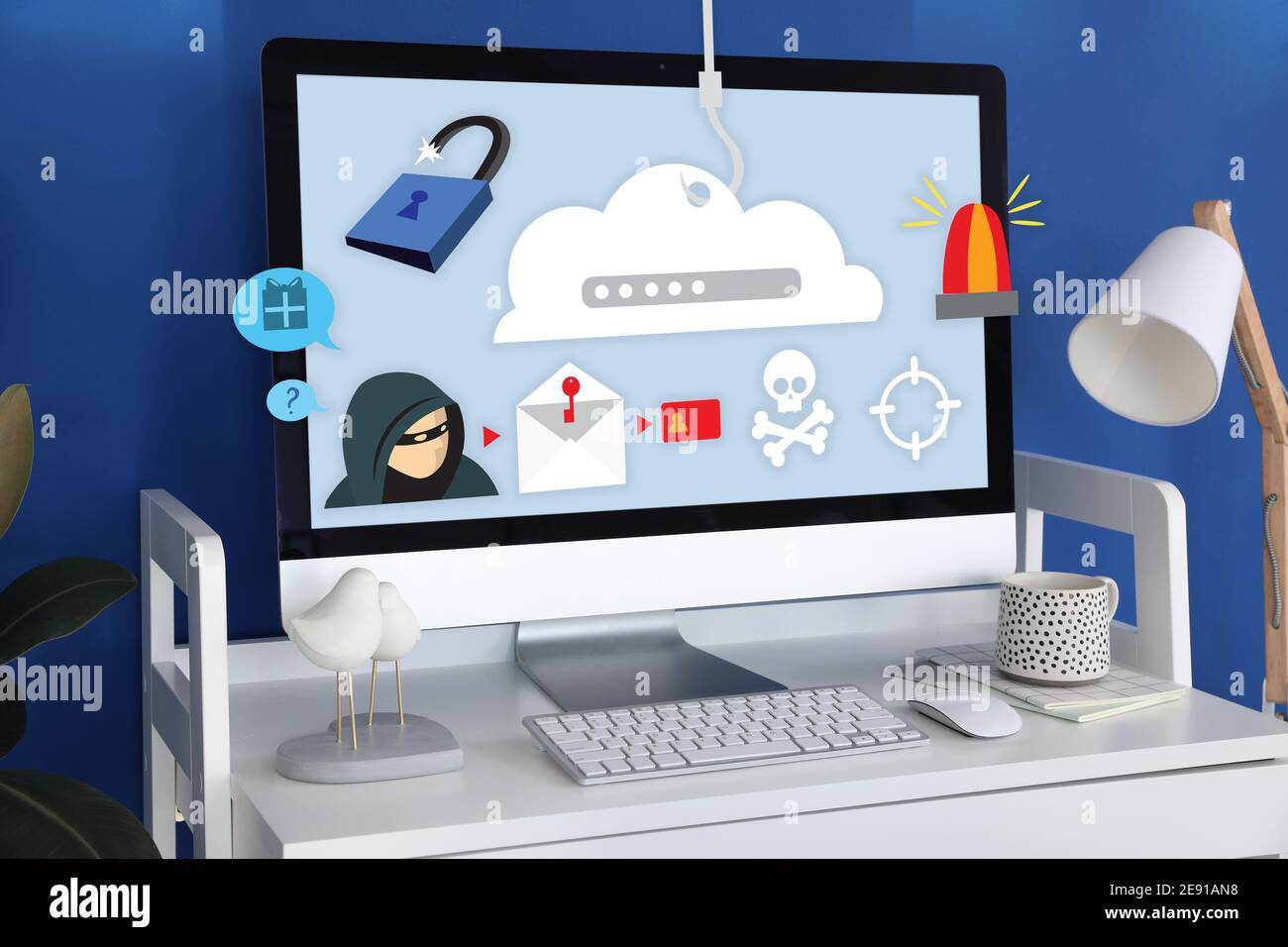 Ordinateur avec moniteur moderne sur table dans la chambre. Concept de virus informatiques Banque D'Images