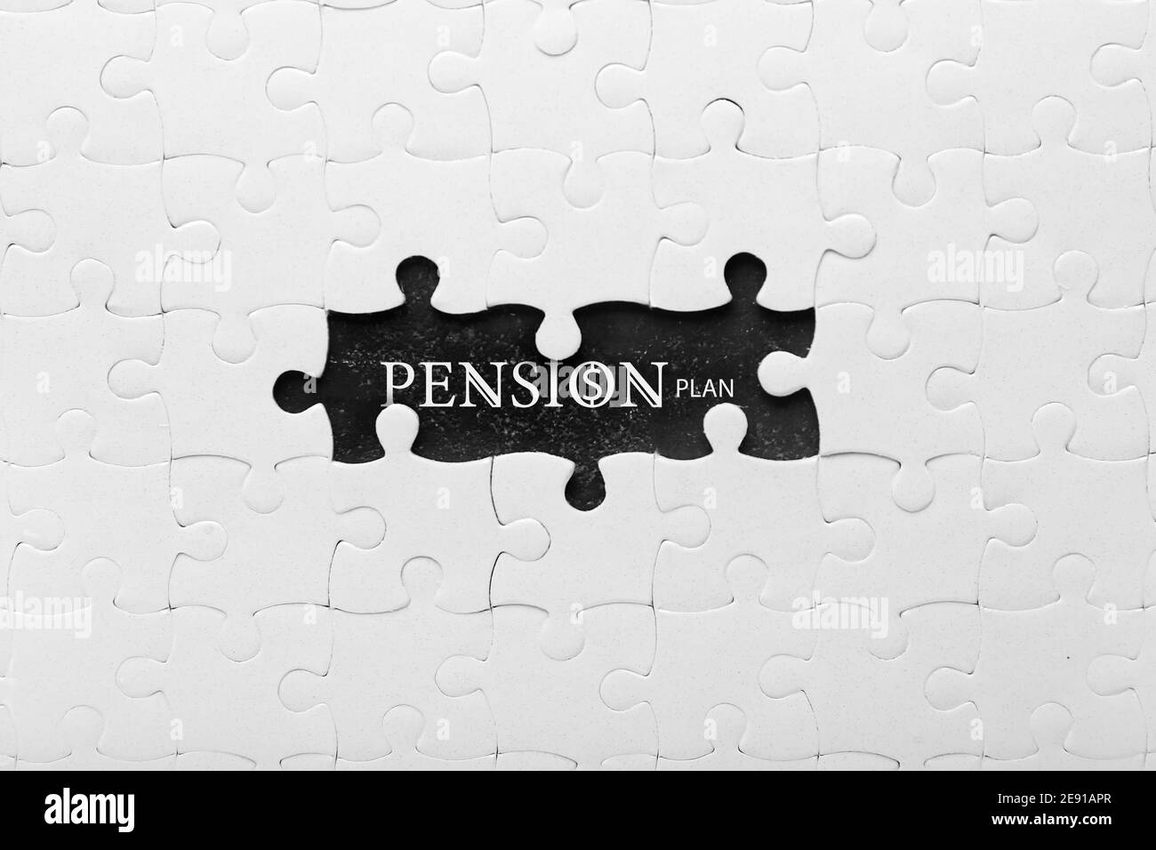 Puzzle incomplet avec texte PLAN DE RETRAITE sur fond sombre Banque D'Images