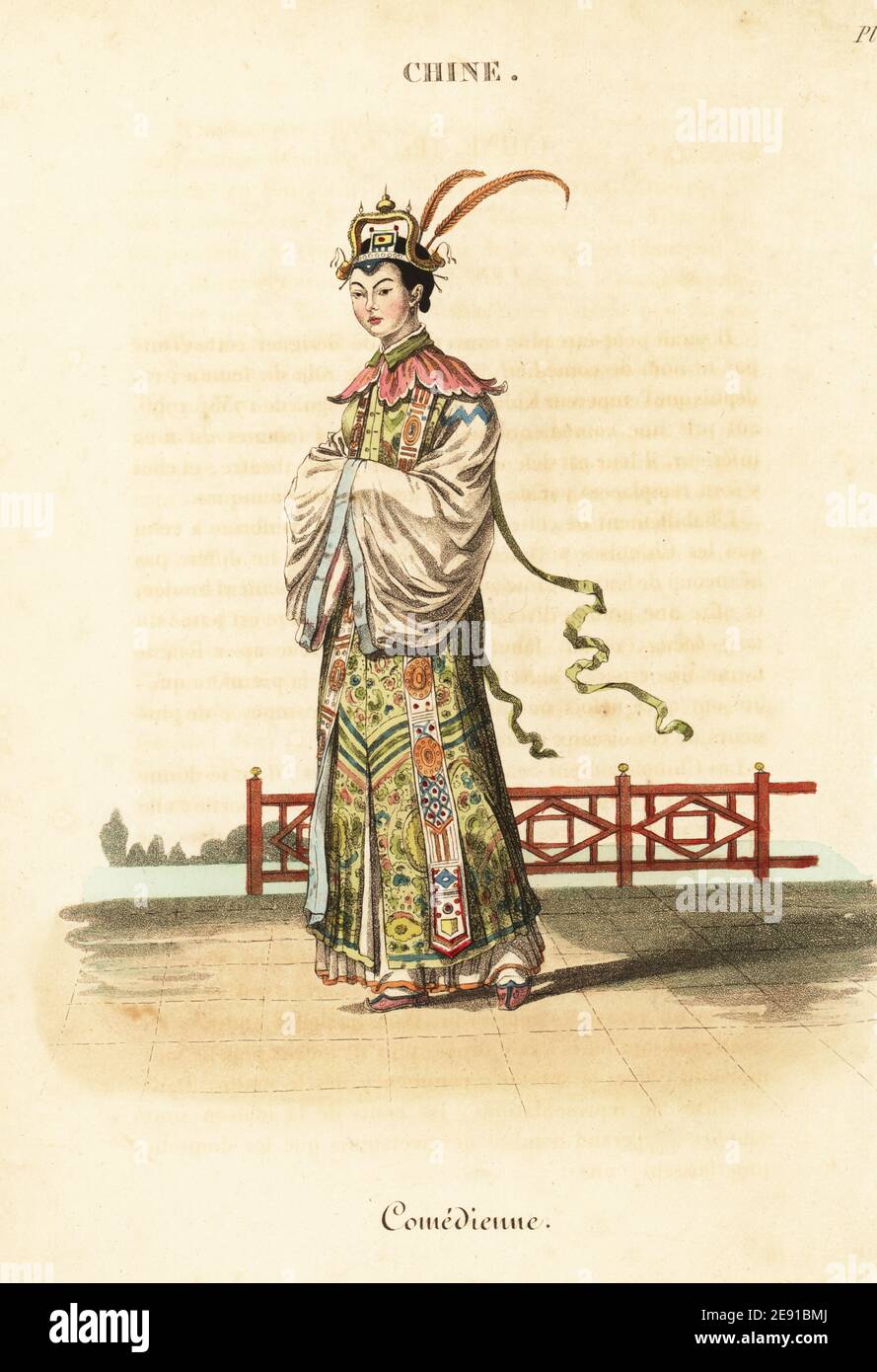 Acteur dans le rôle féminin dans le théâtre chinois, XVIIIe siècle. Les rôles féminins sont joués par des garçons et des eunuchs dans l'Opéra de Pékin. Il porte une robe en soie richement brodée, une coiffe ornée de plumes. Comédienne. Gravure sur plaque de coperplate de couleur main, d'après une illustration de William Alexander de J-B. Eyries’ la Chine : costumes, Moeurs et usages des Chinois, costumes, mœurs et mœurs des Chinois, Librairie de Gide fils, Paris, 1822. Jean-Baptiste Eyries (1767-1846) est un géographe, auteur et traducteur français. Banque D'Images