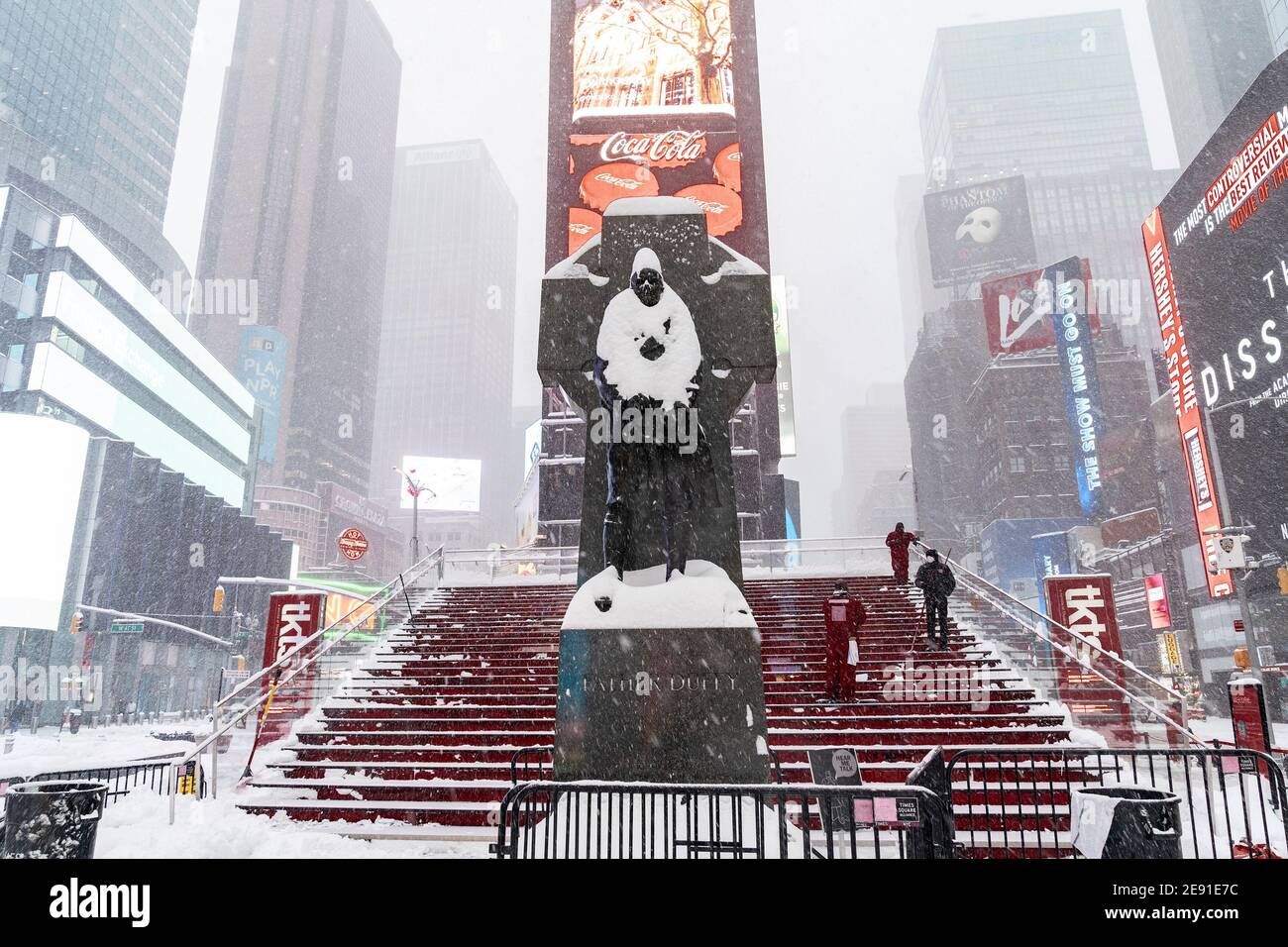 New York, États-Unis. 1er février 2021. Sculpture du Père Duffy sur Times Square recouverte de neige alors que la tempête majeure frappe New York avec plus d'un pied attendu sur le terrain le 1er février 2021. (Photo de Lev Radin/Sipa USA) crédit: SIPA USA/Alay Live News Banque D'Images