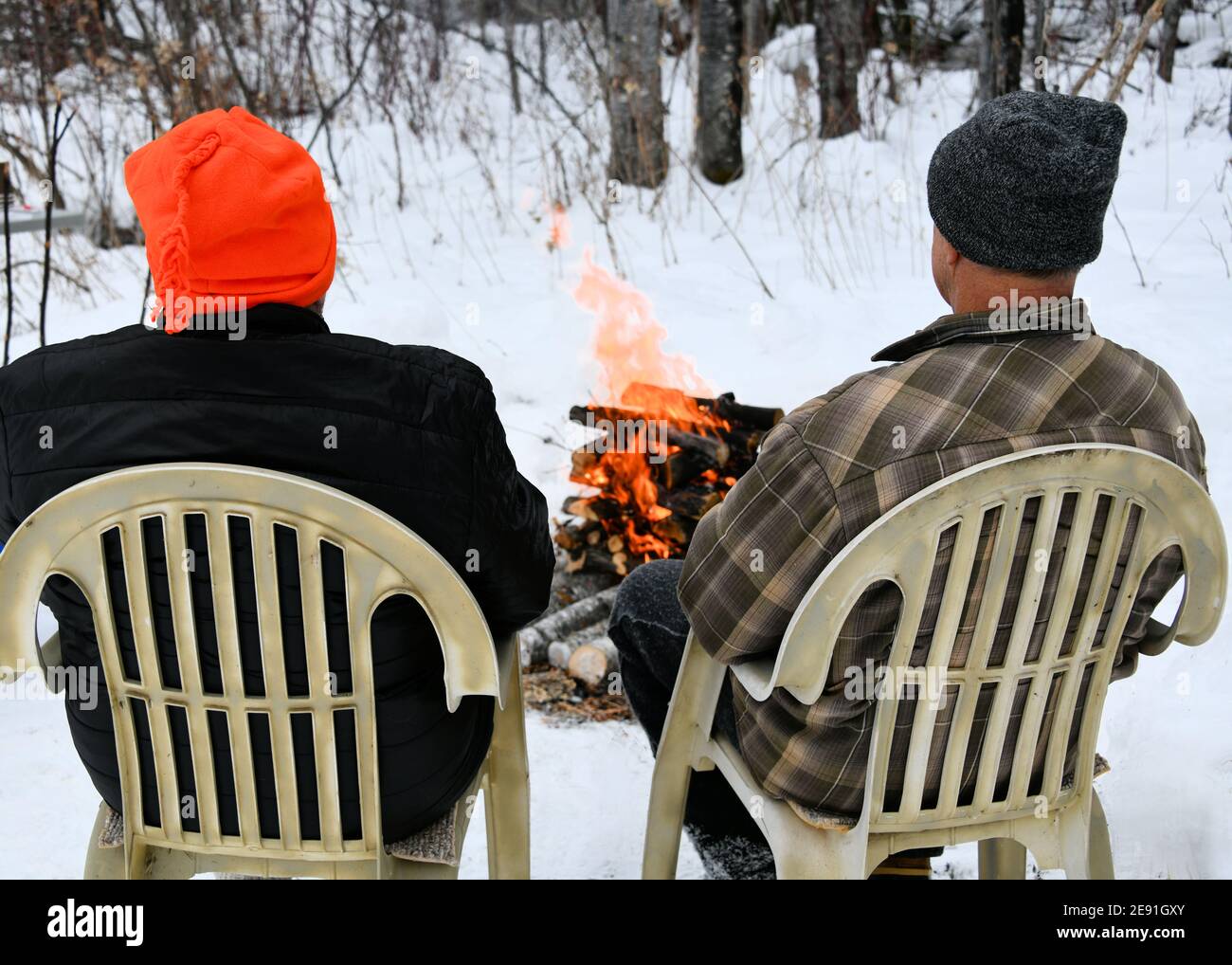 Un homme et une femme qui ont pris feu sur leur superficie en hiver à Thunder Ba, Ontario, Canada. Banque D'Images