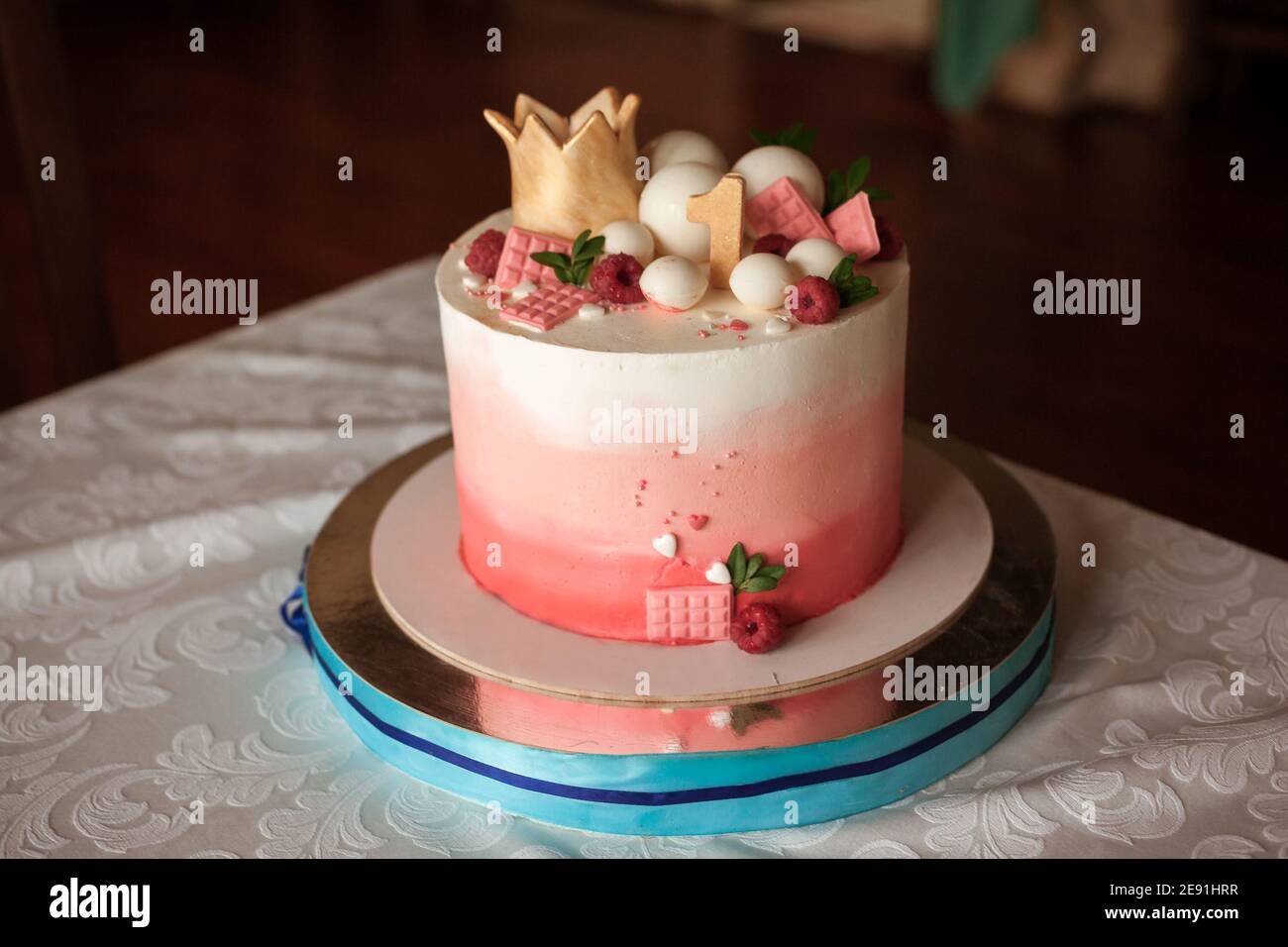 Gateau D Anniversaire Pour Une Fille A Son Premier Anniversaire Photo Stock Alamy