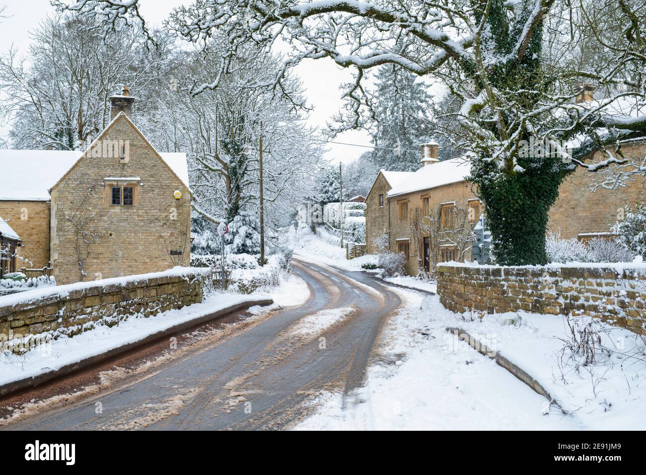 Houle supérieure dans la neige de janvier. Houle supérieure, Cotswolds, Gloucestershire, Angleterre Banque D'Images