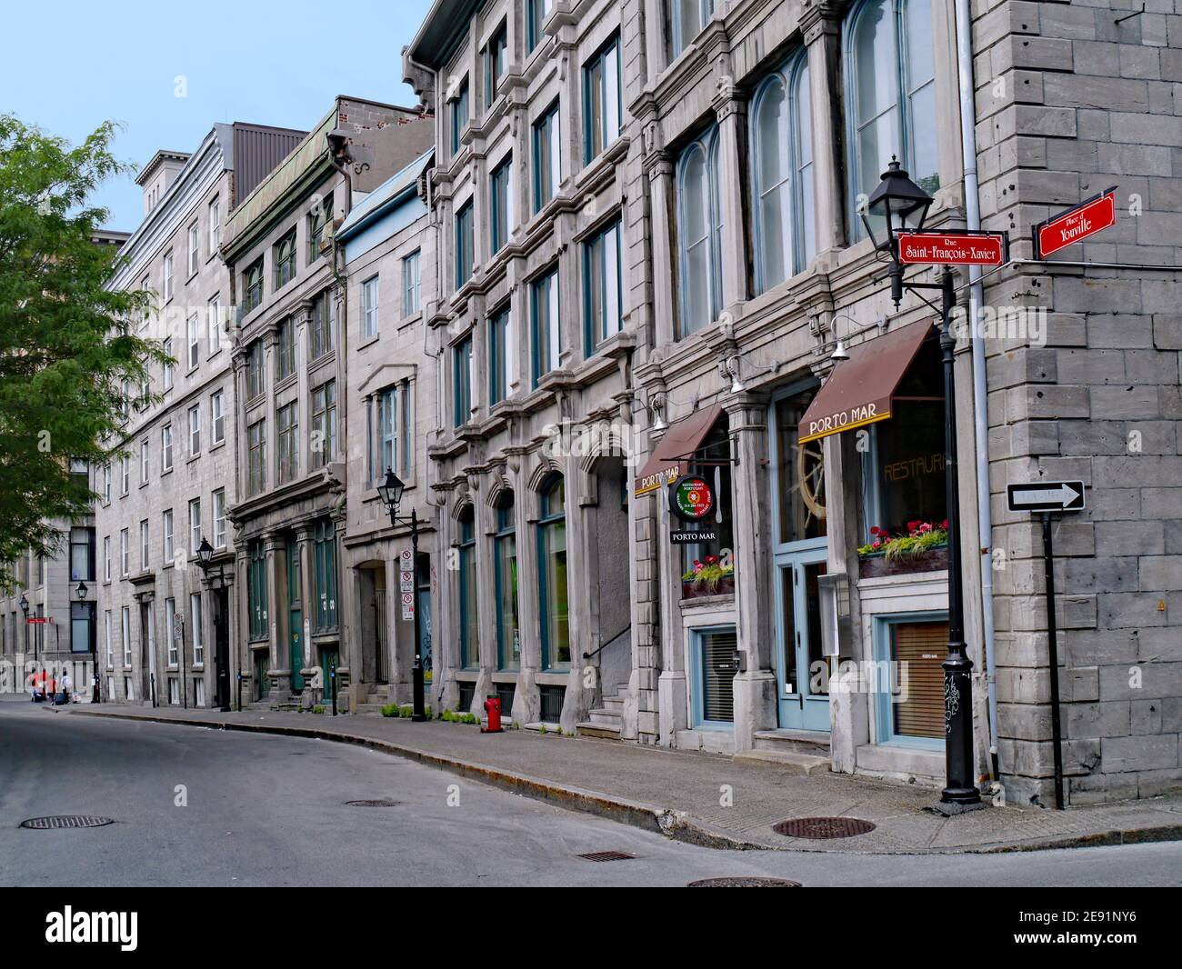 Le vieux quartier portuaire de Montréal compte des édifices du XIXe siècle convertis en boutiques et en restaurants. Banque D'Images