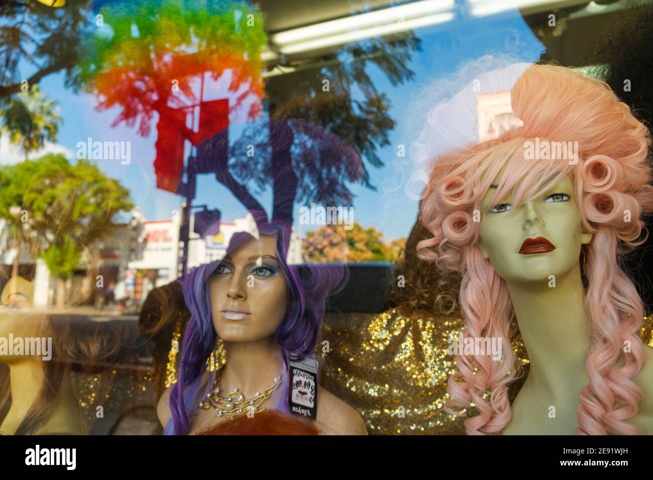 Perruques dans la fenêtre du magasin, Hollywood Boulevard, Los Angeles,  Californie, États-Unis d'Amérique Photo Stock - Alamy