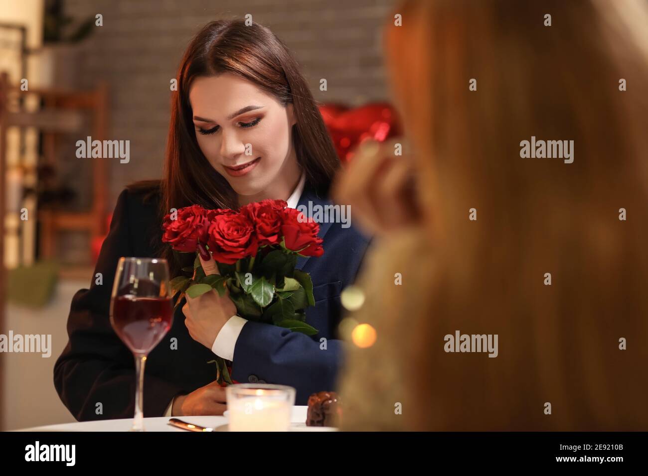 Couple transgenre heureux célébrant la Saint-Valentin à la maison Banque D'Images