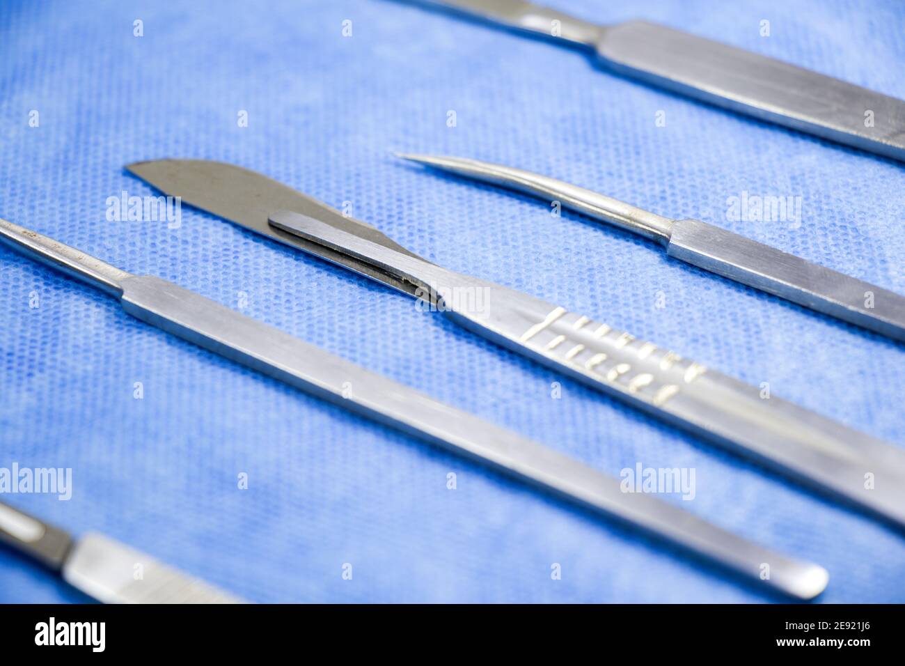 Gros plan d'un kit de dissection avec scalpels sur un bleu tissu medica Banque D'Images