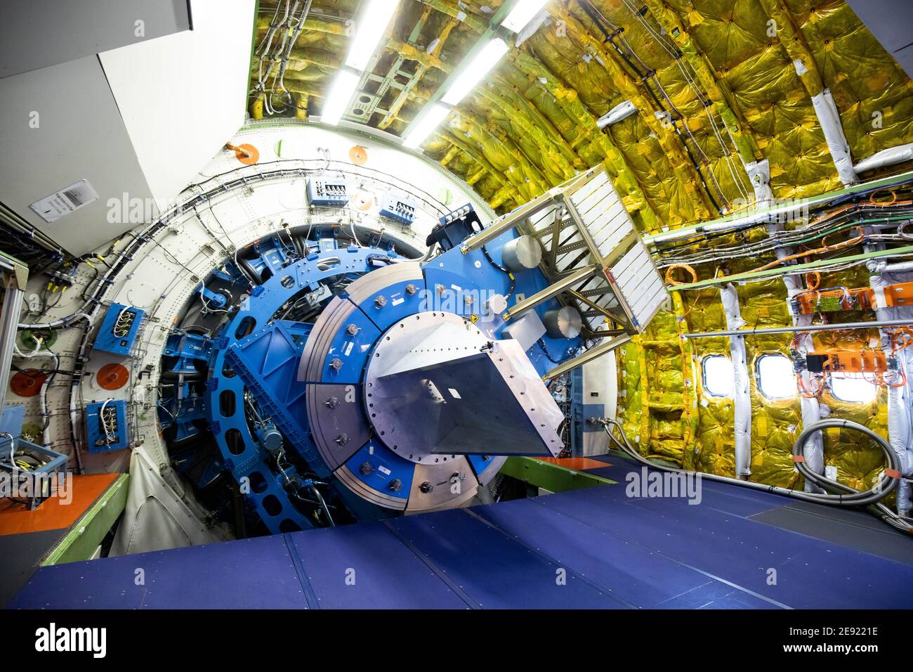 Hambourg, Allemagne. 26 janvier 2021. La zone de suspension et de contrôle du télescope réfléchissant de l'observatoire stratosphérique volant « Sofia » à l'intérieur du Boeing 747 converti, photographié lors des contrôles finaux à la base de Lufthansa Technik. L'Observatoire stratosphérique d'astronomie infrarouge (Sofia) est un Boeing 747 converti en télescope de vol par l'agence spatiale américaine NASA et le Centre aérospatial allemand (DLR). L'entretien du seul télescope aérien vedette au monde, 'Sofia', à Hambourg, qui a pris plusieurs semaines, était maintenant terminé. Credit: Christian Charisius/dpa/Alay Live News Banque D'Images