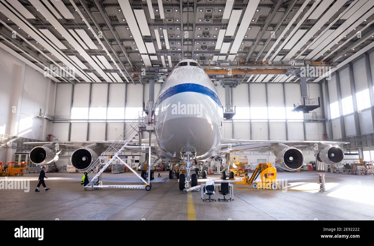 Hambourg, Allemagne. 26 janvier 2021. Un Boeing 747 reconverti avec l'observatoire stratosphérique de vol « Sofia » se trouve à la base de Lufthansa Technik pour les contrôles finaux. L'Observatoire stratosphérique d'astronomie infrarouge (Sofia) est un Boeing 747 converti en télescope de vol par l'agence spatiale américaine NASA et le Centre aérospatial allemand (DLR). L'entretien du seul télescope aérien vedette au monde, Sofia, à Hambourg, qui a pris plusieurs semaines, est maintenant terminé. Credit: Christian Charisius/dpa/Alay Live News Banque D'Images