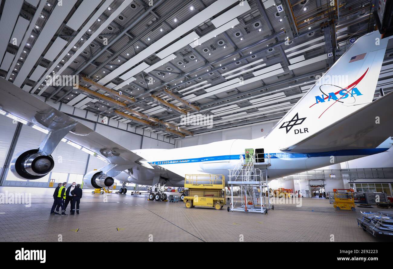 Hambourg, Allemagne. 26 janvier 2021. Un Boeing 747 reconverti avec l'observatoire stratosphérique de vol « Sofia » se trouve à la base de Lufthansa Technik pour les contrôles finaux. L'Observatoire stratosphérique d'astronomie infrarouge (Sofia) est un Boeing 747 converti en télescope de vol par l'agence spatiale américaine NASA et le Centre aérospatial allemand (DLR). L'entretien du seul télescope aérien vedette au monde, Sofia, à Hambourg, qui a pris plusieurs semaines, est maintenant terminé. Credit: Christian Charisius/dpa/Alay Live News Banque D'Images