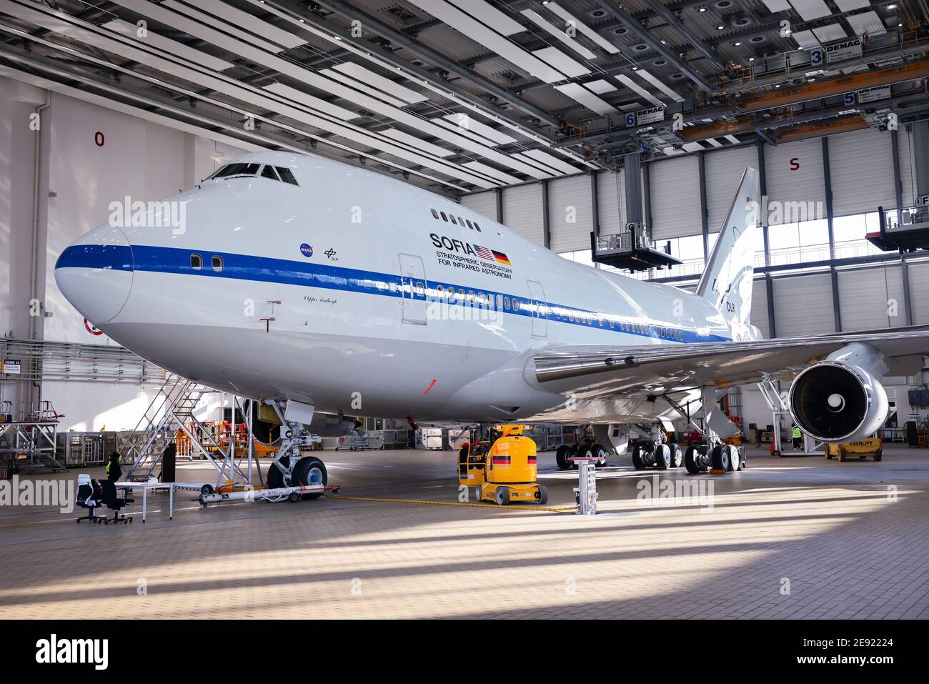 Hambourg, Allemagne. 26 janvier 2021. Un Boeing 747 reconverti avec l'observatoire stratosphérique de vol « Sofia » se trouve à la base de Lufthansa Technik pour les contrôles finaux. L'Observatoire stratosphérique d'astronomie infrarouge (Sofia) est un Boeing 747 converti en télescope de vol par l'agence spatiale américaine NASA et le Centre aérospatial allemand (DLR). L'entretien du seul télescope aérien vedette au monde, Sofia, à Hambourg, qui a pris plusieurs semaines, est maintenant terminé. Credit: Christian Charisius/dpa/Alay Live News Banque D'Images