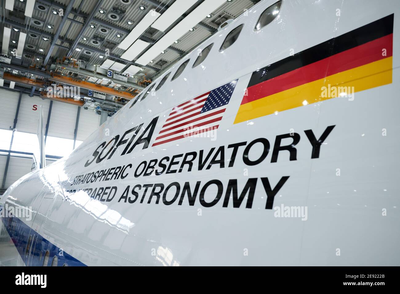 26 janvier 2021, Hambourg: Un Boeing 747 reconverti avec l'observatoire stratosphérique de vol « Sofia » se trouve à la base Lufthansa Technik pour les contrôles finaux. L'Observatoire stratosphérique d'astronomie infrarouge (Sofia) est un Boeing 747 converti en télescope de vol par l'agence spatiale américaine NASA et le Centre aérospatial allemand (DLR). L'entretien du seul télescope aérien vedette au monde, Sofia, à Hambourg, qui a pris plusieurs semaines, est maintenant terminé. Photo: Christian Charisius/dpa Banque D'Images