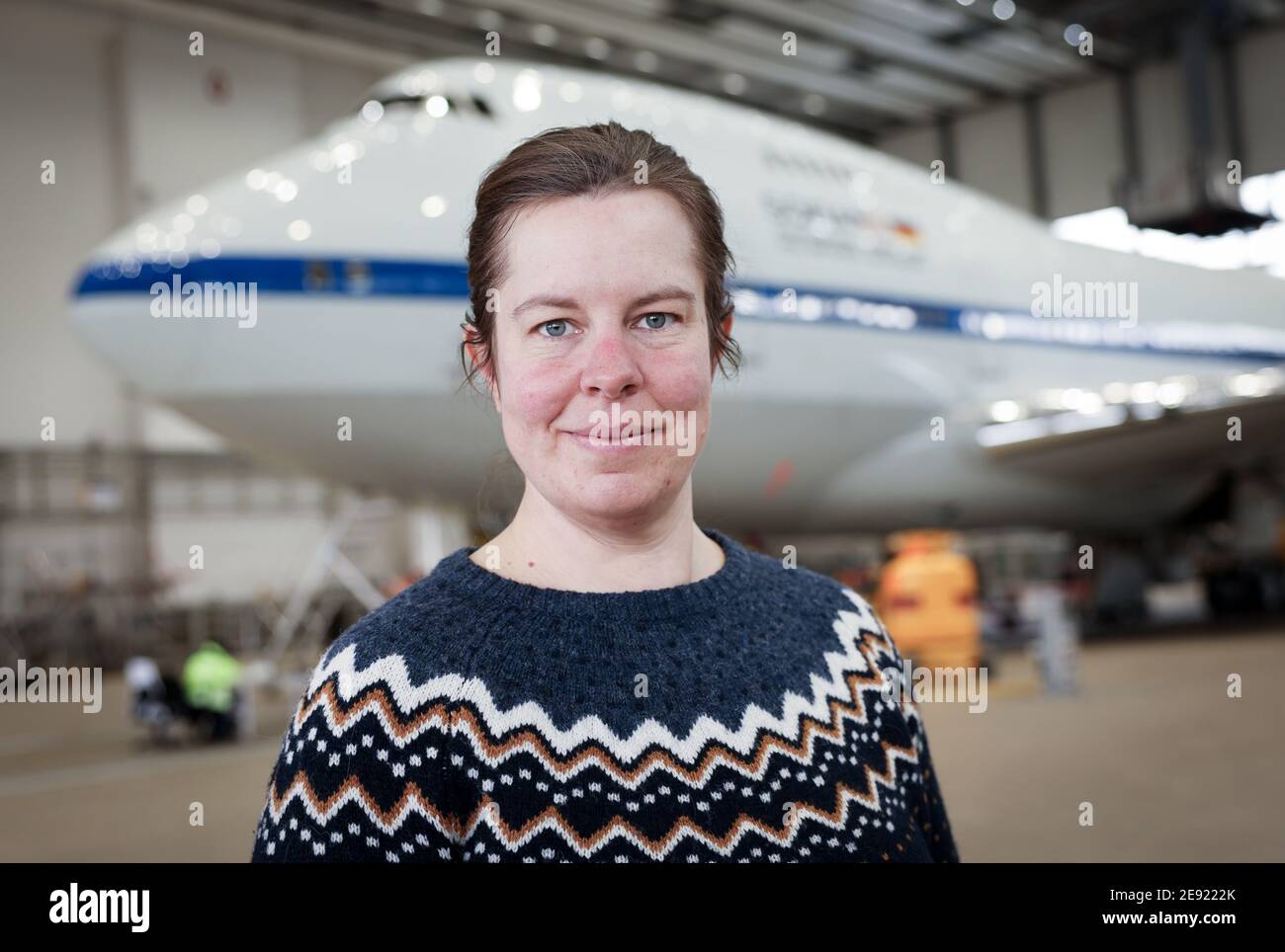 26 janvier 2021, Hambourg : Nadine Fischer, ingénieur télescope et expert en génie mécanique et logiciel à l'Institut allemand de Sofia, se dresse devant le Boeing 747 converti transportant l'observatoire stratosphérique de vol « Sofia » lors des contrôles finaux à la base Lufthansa Technik. L'Observatoire stratosphérique d'astronomie infrarouge (Sofia) est un Boeing 747 converti en télescope de vol par l'agence spatiale américaine NASA et le Centre aérospatial allemand (DLR). L'entretien du seul télescope aérien vedette au monde, 'Sofia', à Hambourg, qui a pris plusieurs semaines, était maintenant terminé. Photo : Banque D'Images