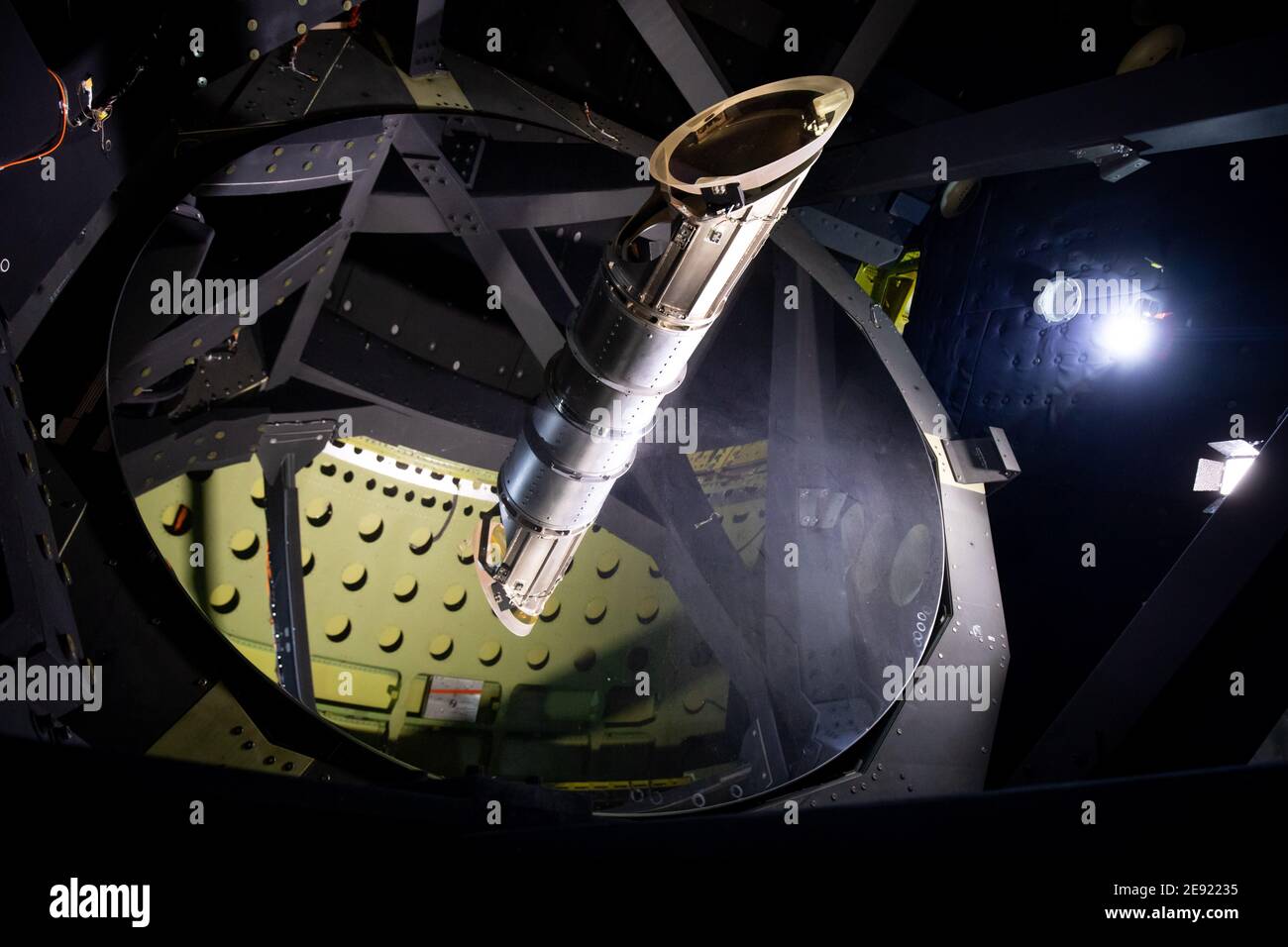 Hambourg, Allemagne. 26 janvier 2021. Le télescope réfléchissant de l'observatoire stratosphérique volant 'Sofia' à l'intérieur du Boeing 747 converti, pris lors des derniers contrôles à la base de Lufthansa Technik. L'Observatoire stratosphérique d'astronomie infrarouge (Sofia) est un Boeing 747 converti en télescope de vol par l'agence spatiale américaine NASA et le Centre aérospatial allemand (DLR). L'entretien du seul télescope stellaire aérien du monde, 'Sofia', à Hambourg, qui a duré plusieurs semaines, est maintenant terminé. Credit: Christian Charisius/dpa/Alay Live News Banque D'Images