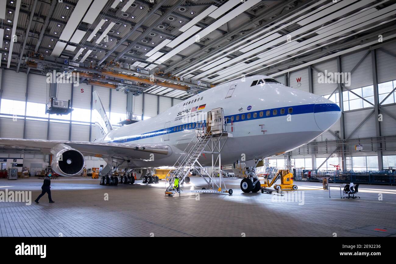 Hambourg, Allemagne. 26 janvier 2021. Un Boeing 747 reconverti avec l'observatoire stratosphérique de vol « Sofia » se trouve à la base de Lufthansa Technik pour les contrôles finaux. L'Observatoire stratosphérique d'astronomie infrarouge (Sofia) est un Boeing 747 converti en télescope de vol par l'agence spatiale américaine NASA et le Centre aérospatial allemand (DLR). L'entretien du seul télescope aérien vedette au monde, Sofia, à Hambourg, qui a pris plusieurs semaines, est maintenant terminé. Credit: Christian Charisius/dpa/Alay Live News Banque D'Images