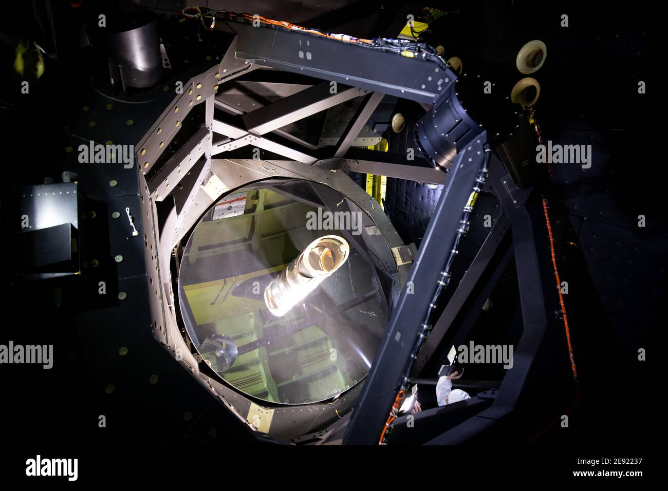 Hambourg, Allemagne. 26 janvier 2021. Le télescope réfléchissant de l'observatoire stratosphérique volant 'Sofia' à l'intérieur du Boeing 747 converti, pris lors des derniers contrôles à la base de Lufthansa Technik. L'Observatoire stratosphérique d'astronomie infrarouge (Sofia) est un Boeing 747 converti en télescope de vol par l'agence spatiale américaine NASA et le Centre aérospatial allemand (DLR). L'entretien du seul télescope stellaire aérien du monde, 'Sofia', à Hambourg, qui a duré plusieurs semaines, est maintenant terminé. Credit: Christian Charisius/dpa/Alay Live News Banque D'Images