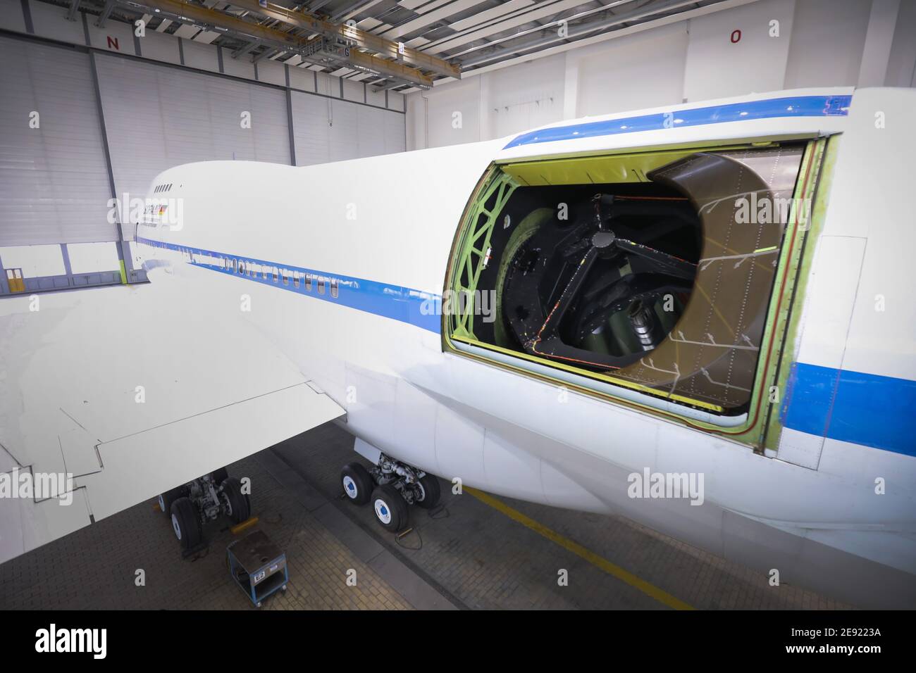 Hambourg, Allemagne. 26 janvier 2021. Derrière la trappe ouverte se trouve le télescope réfléchissant de l'observatoire stratosphérique volant « Sofia » à l'intérieur du Boeing 747 converti, photographié lors des derniers contrôles à la base Lufthansa Technik. L'Observatoire stratosphérique d'astronomie infrarouge (Sofia) est un Boeing 747 converti en télescope de vol par l'agence spatiale américaine NASA et le Centre aérospatial allemand (DLR). L'entretien du seul télescope aérien vedette au monde, 'Sofia', à Hambourg, qui a pris plusieurs semaines, était maintenant terminé. Credit: Christian Charisius/dpa/Alay Live News Banque D'Images