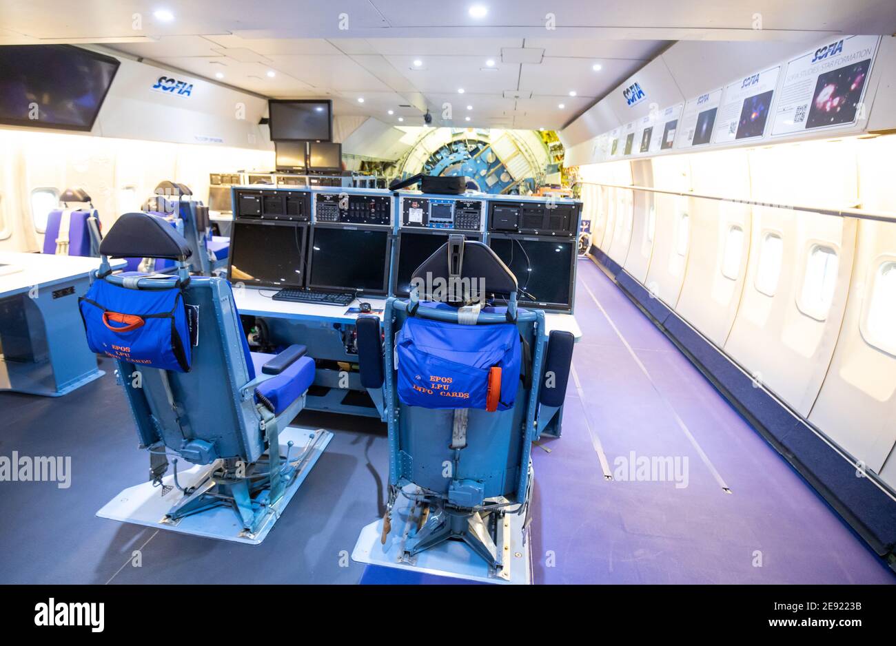 Hambourg, Allemagne. 26 janvier 2021. La zone de commandement et de contrôle de l'observatoire stratosphérique volant « Sofia » à l'intérieur du Boeing 747 converti, photographié lors des contrôles finaux à la base Lufthansa Technik. L'Observatoire stratosphérique d'astronomie infrarouge (Sofia) est un Boeing 747 converti en télescope de vol par l'agence spatiale américaine NASA et le Centre aérospatial allemand (DLR). L'entretien du seul télescope aérien vedette au monde, 'Sofia', à Hambourg, qui a pris plusieurs semaines, était maintenant terminé. Credit: Christian Charisius/dpa/Alay Live News Banque D'Images