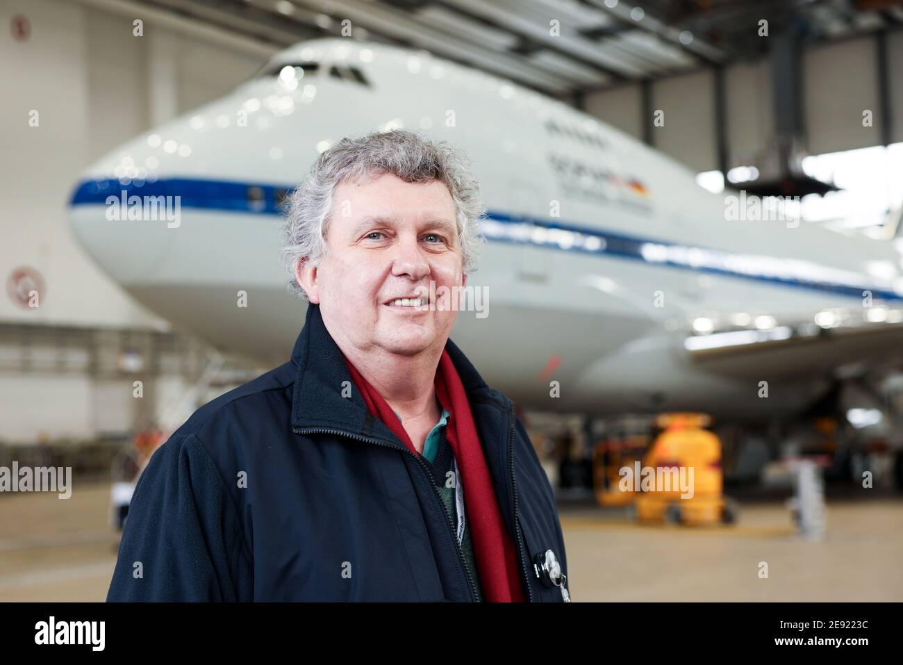 26 janvier 2021, Hambourg: Michael Hütwohl, directeur du télescope de l'Institut allemand de Sofia (DSI) à l'Université de Stuttgart, se dresse devant le Boeing 747 converti et l'observatoire stratosphérique volant 'Sofia' lors des contrôles finaux à la base Lufthansa Technik. L'Observatoire stratosphérique d'astronomie infrarouge (Sofia) est un Boeing 747 converti en télescope de vol par l'agence spatiale américaine NASA et le Centre aérospatial allemand (DLR). L'entretien du seul télescope aérien vedette au monde, 'Sofia', à Hambourg, qui a pris plusieurs semaines, était maintenant terminé. Photo: Christian Cha Banque D'Images