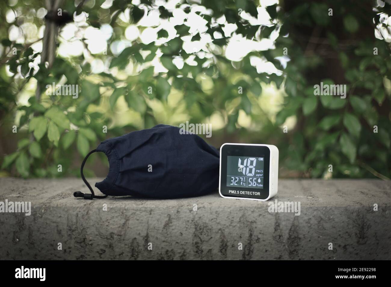 la mauvaise qualité de l'air nécessitait que les personnes se masquent pour filtrer les pm2,5. les petites particules nocives de poussière. le capteur détectent certaines particules de poussière. mauvais air Banque D'Images