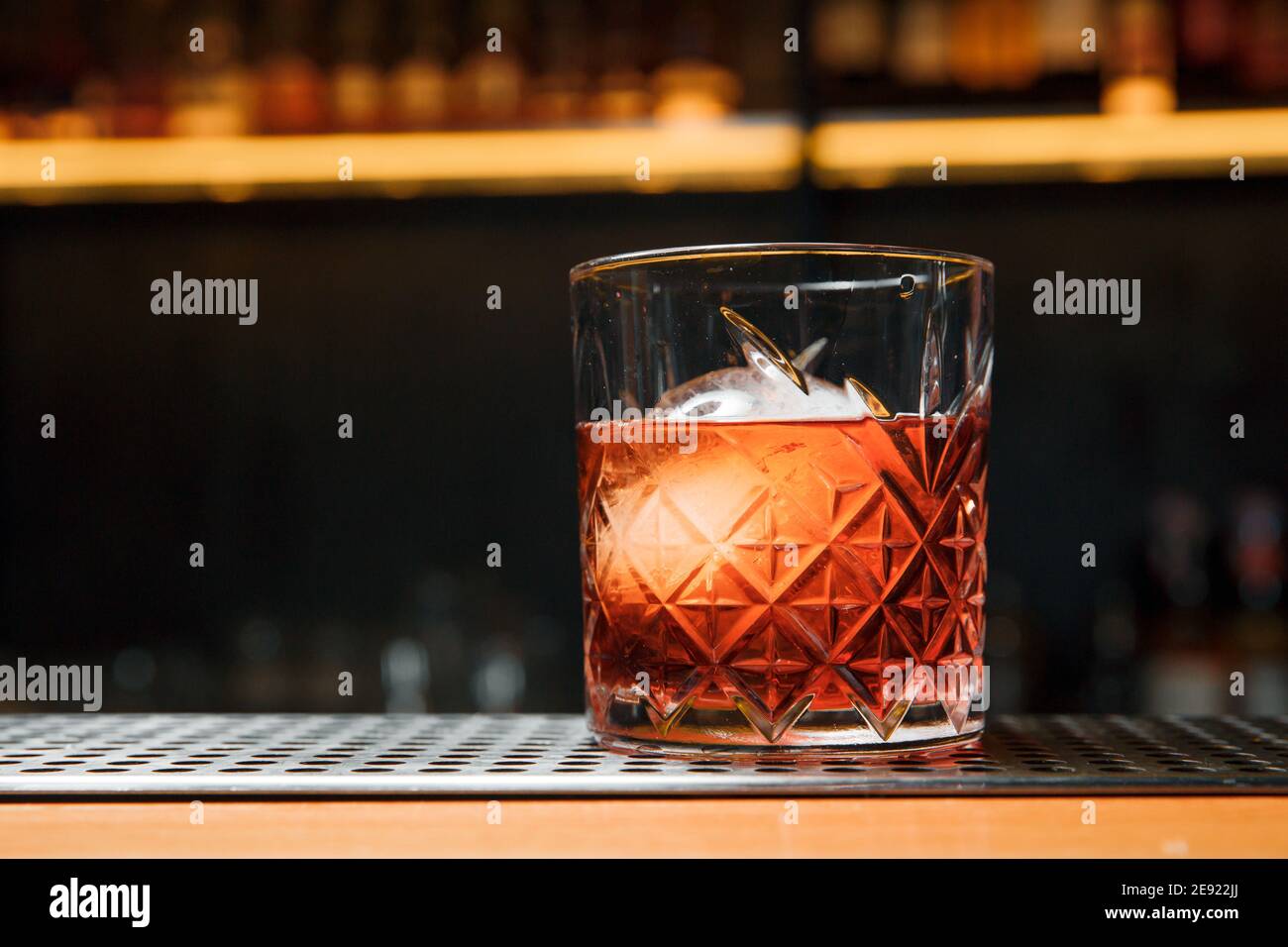 Fouetter avec une boule de glace dans un verre. Prêt à manger. Banque D'Images