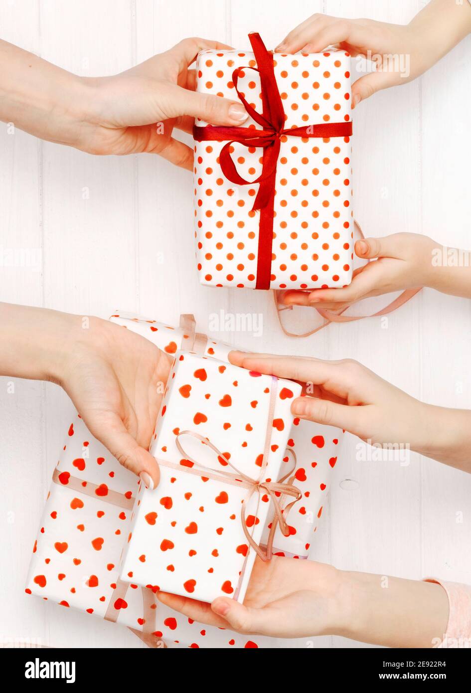 Vue de dessus des mains des femmes tenant des cadeaux pour l'anniversaire Banque D'Images