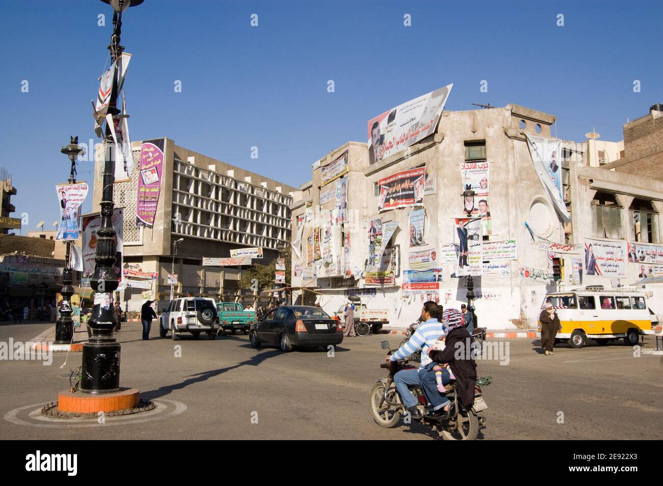 QENA, ÉGYPTE - JANVIER 4 : les résidents de Qena se déplacent autour du centre-ville le jour des élections législatives le 4 2012 janvier. L'élection est en litige Banque D'Images