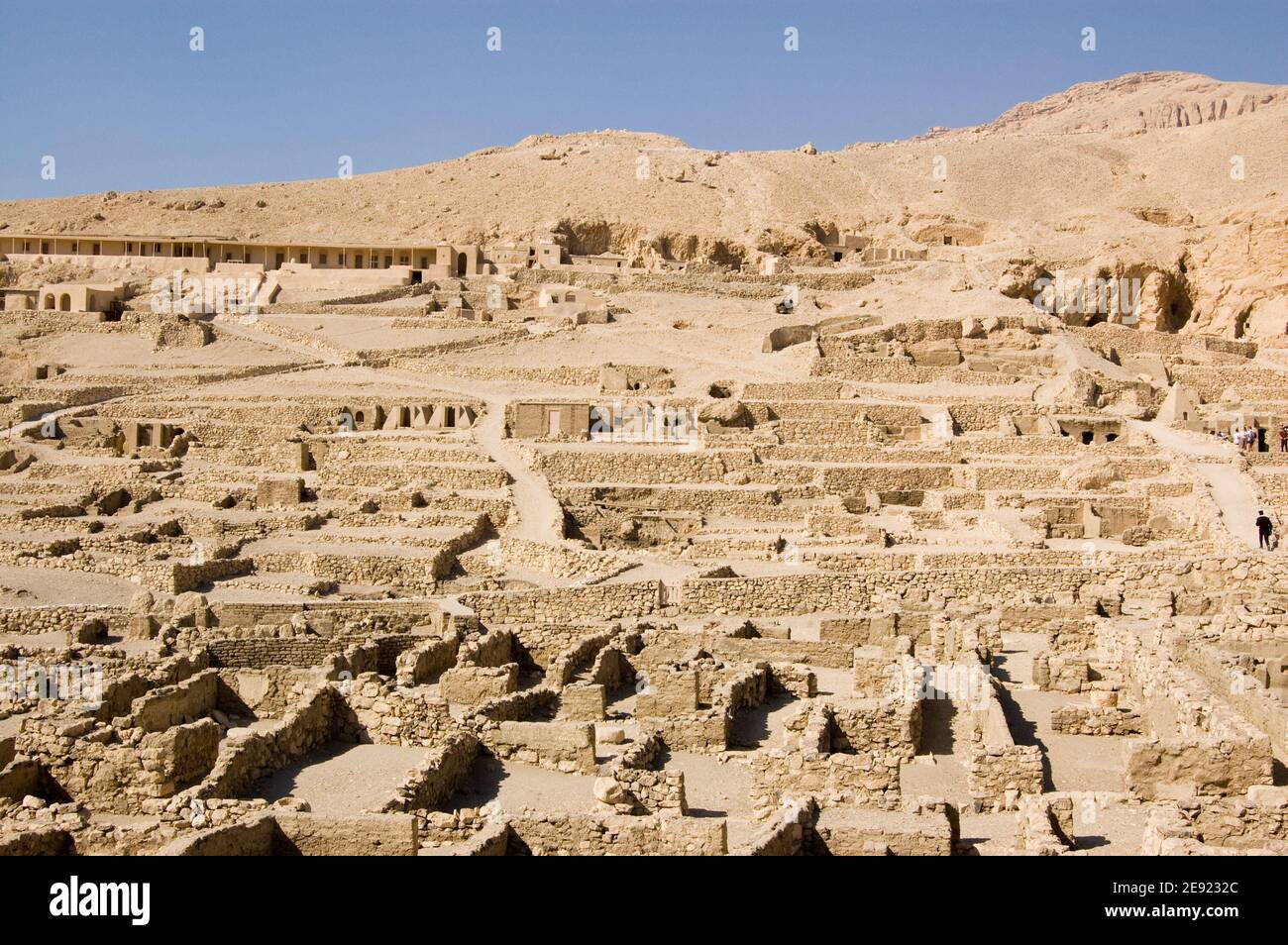 Maisons en ruines et tombeaux de l'ancienne ville égyptienne de Deir el Medina, Louxor, Égypte. Ruines de plus de 1000 ans. Banque D'Images
