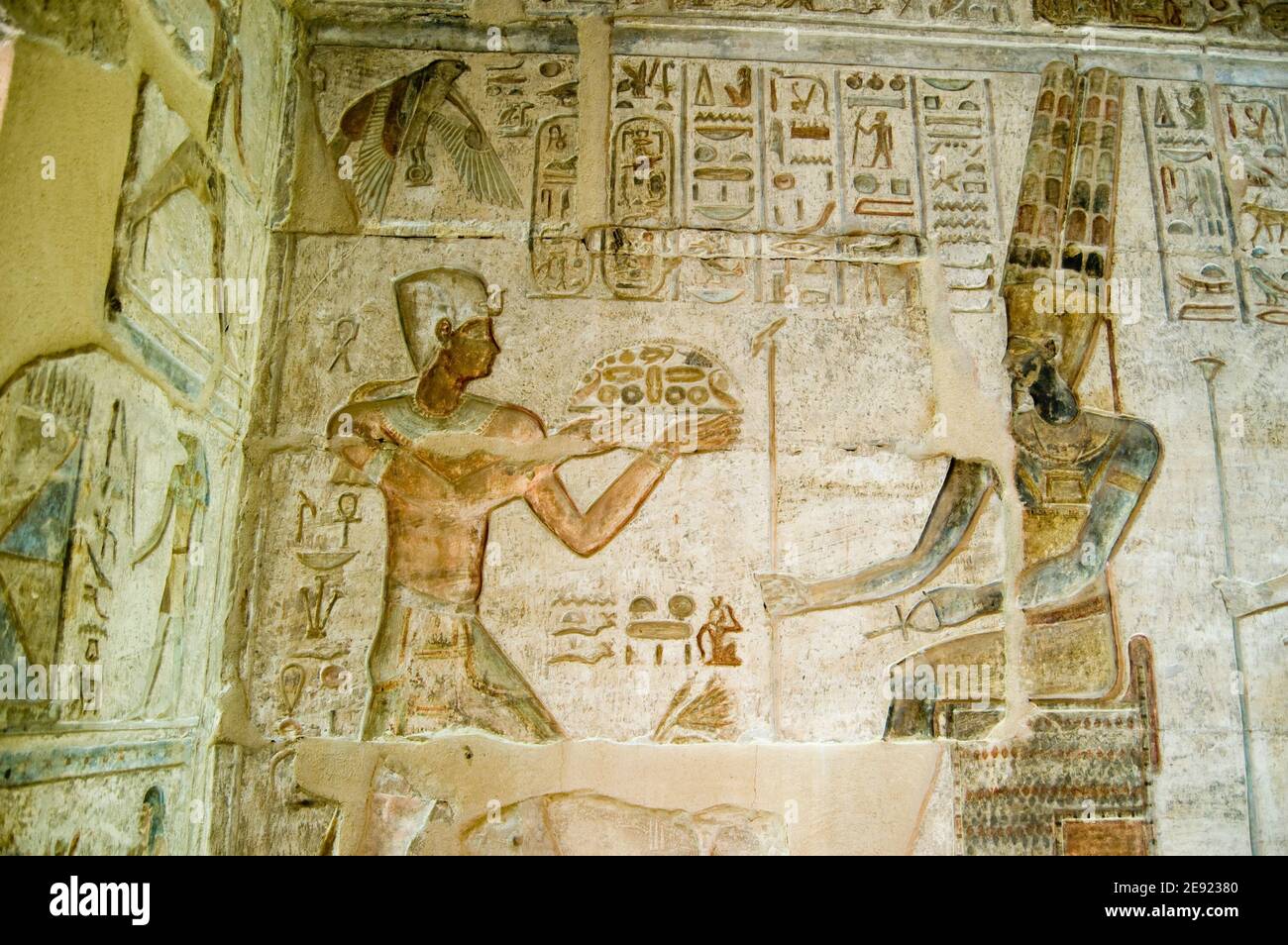 Ancien bas relief égyptien montrant le Pharaon Ptolémée IV faisant une offrande à Amun. Deir el Medina temple, Louxor, Egypte. Ancien temple, plus de 1000 Banque D'Images