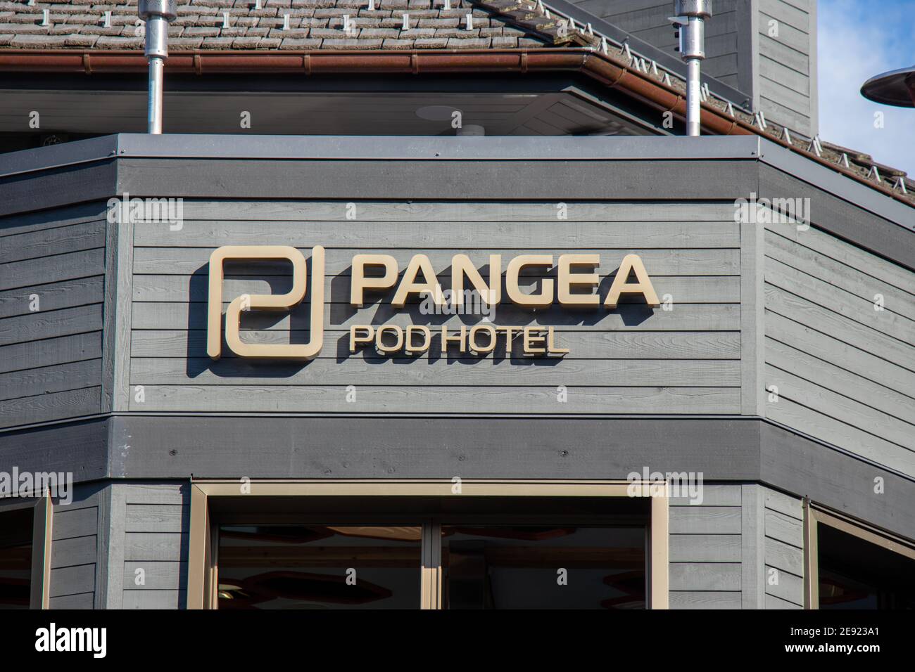 Whistler, Canada - juillet 5,2020 : vue sur le panneau Pangea Pod Hotel à  Whistler Village Photo Stock - Alamy