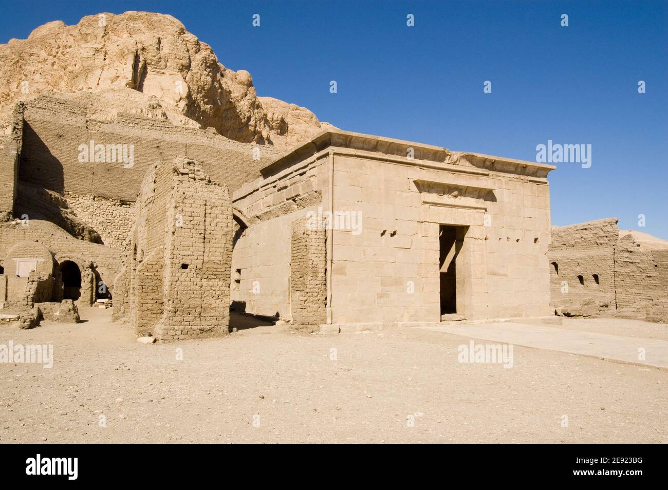 L'ancien temple égyptien, construit à l'époque de Ptolémée IV au 3ème siècle av. J.-C. à Deir el Medina, Louxor. Ruine ancienne, plus de 1000 ans. Banque D'Images