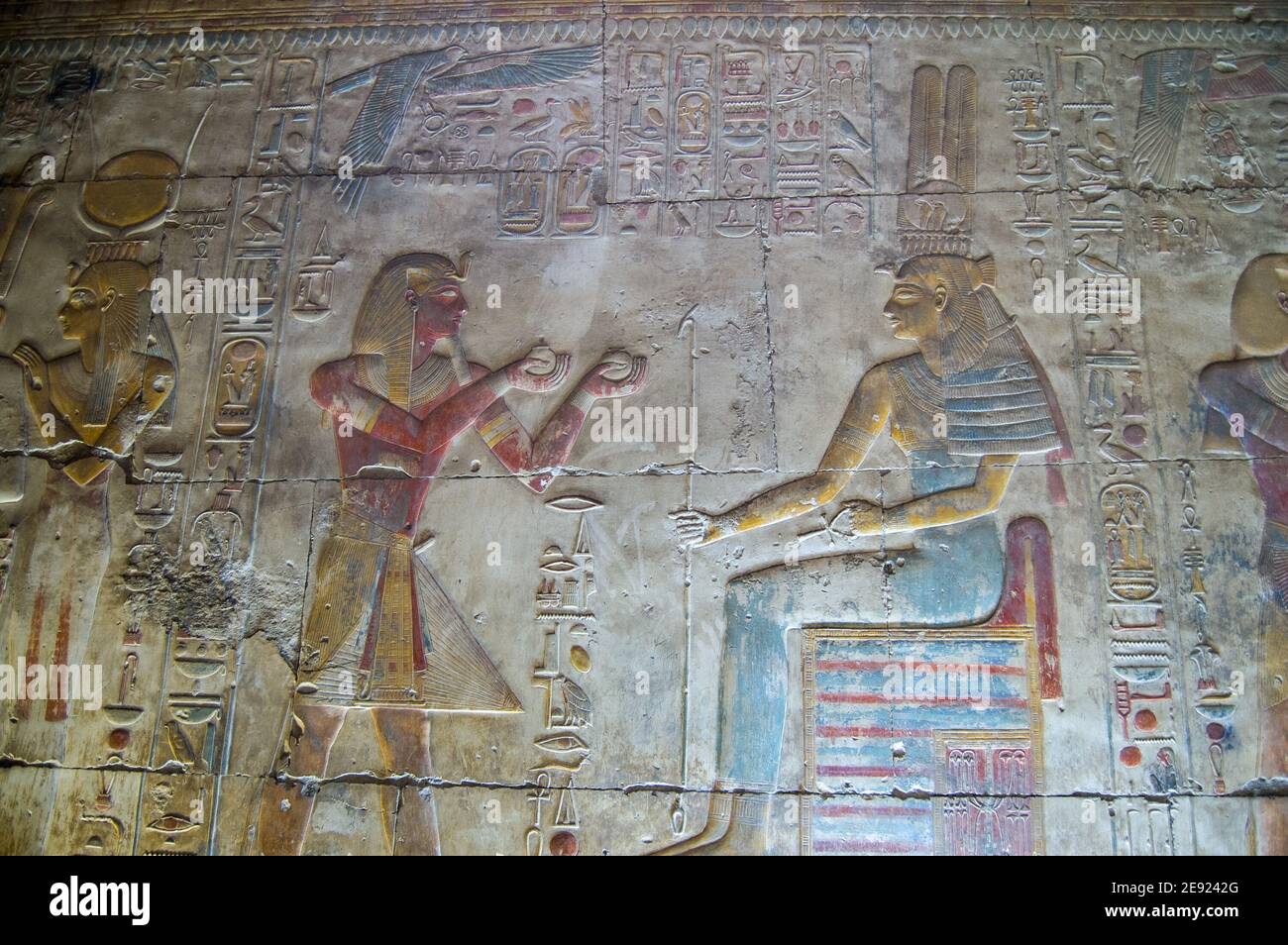Ancien bas-relief égyptien montrant Pharaon Seti I offrant de l'huile parfumée à la déesse Maat. Paroi intérieure du Temple à Osiris à Abydos, El Balyana, EGY Banque D'Images
