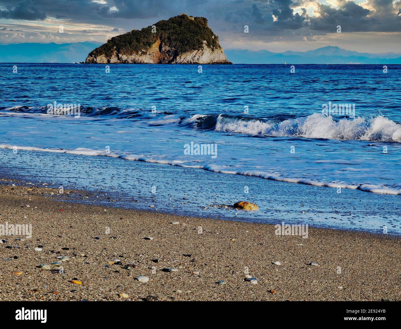 des vagues se brisant sur la côte et un aperçu plages Banque D'Images