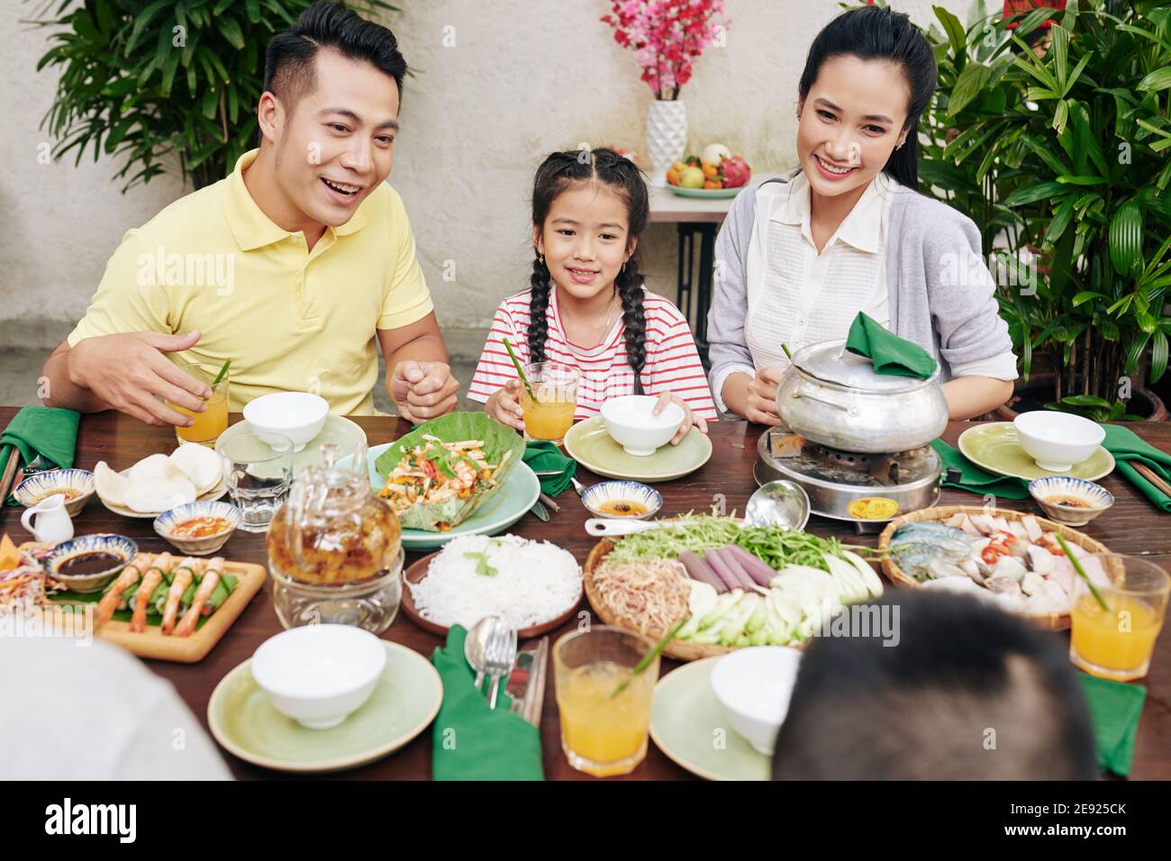 Parents et enfants à la fête familiale Banque D'Images
