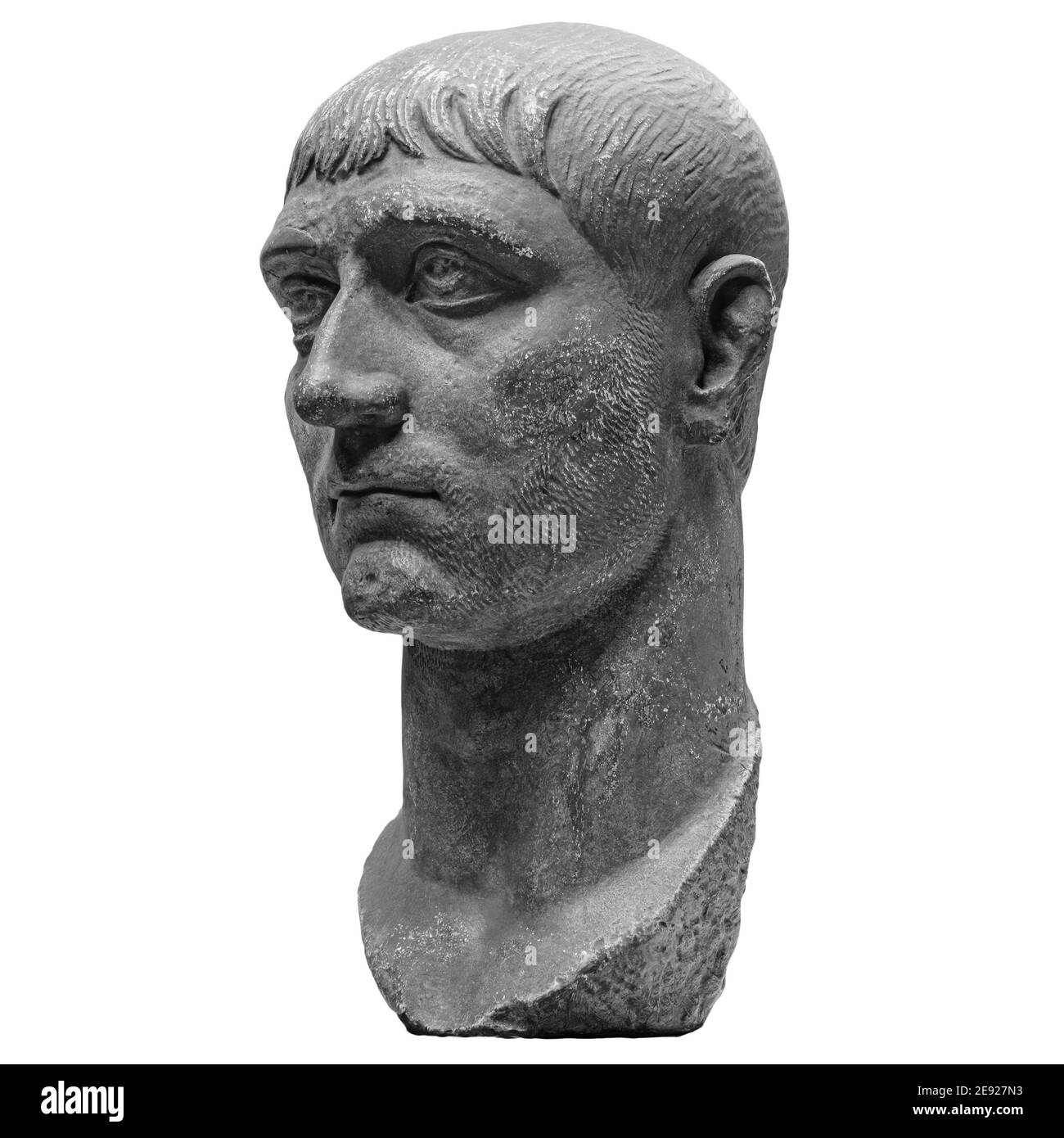 Détail tête de la sculpture de l'homme antique. Face en pierre isolée sur fond blanc. Statue en marbre antique de caractère mythique Banque D'Images